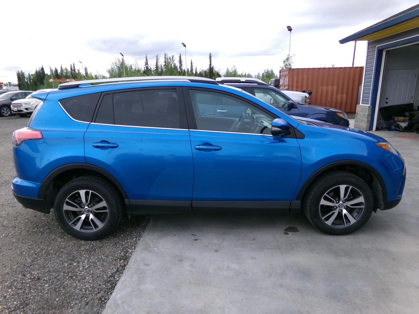 2018 Blue Toyota RAV4 XLE AWD (2T3RFREV1JW) with an 2.5L L4 DOHC 16V engine, 6A transmission, located at 2630 Philips Field Rd., Fairbanks, AK, 99709, (907) 458-0593, 64.848068, -147.780609 - Photo#2