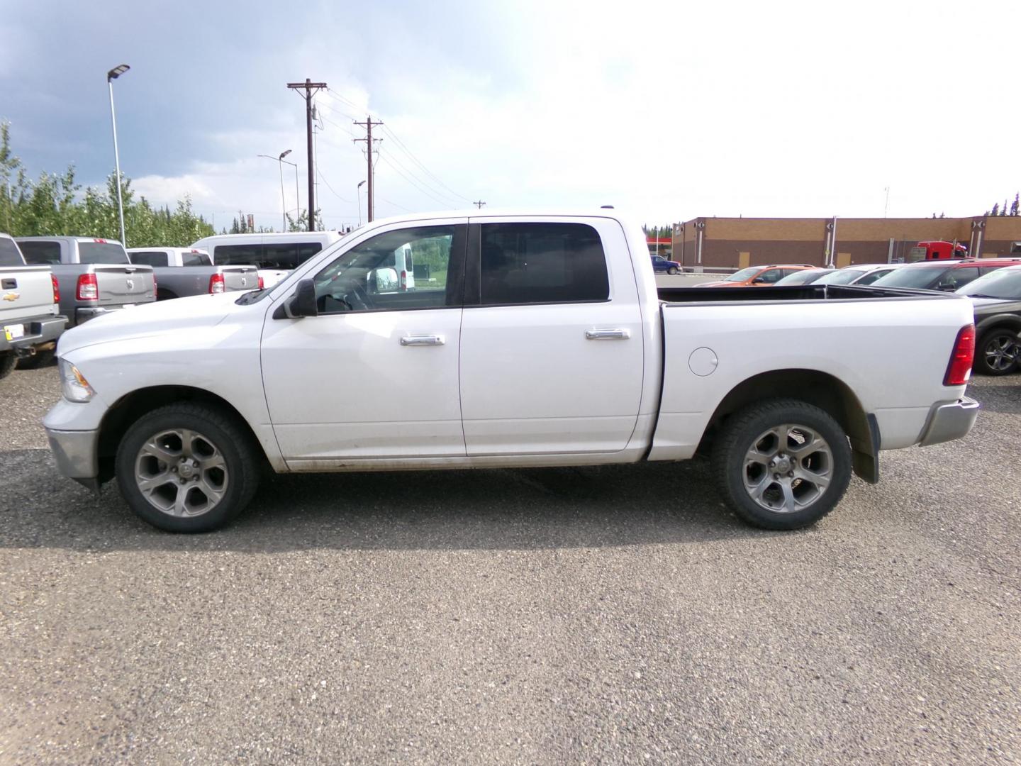 2014 White /Black Dodge RAM 1500 SLT Crew Cab SWB 4WD (1C6RR7LT8ES) with an 5.7L V8 OHV 16V engine, 6-Speed Automatic transmission, located at 2630 Philips Field Rd., Fairbanks, AK, 99709, (907) 458-0593, 64.848068, -147.780609 - Photo#2