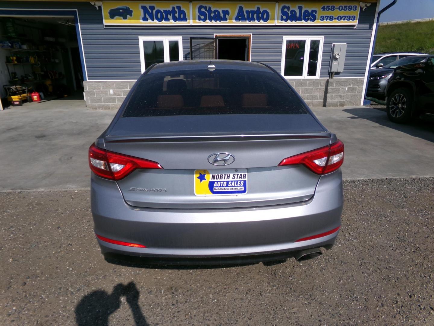 2017 Grey /Black Hyundai Sonata SE (5NPE24AF4HH) with an 2.4L L4 DOHC 16V engine, 7A transmission, located at 2630 Philips Field Rd., Fairbanks, AK, 99709, (907) 458-0593, 64.848068, -147.780609 - Photo#3