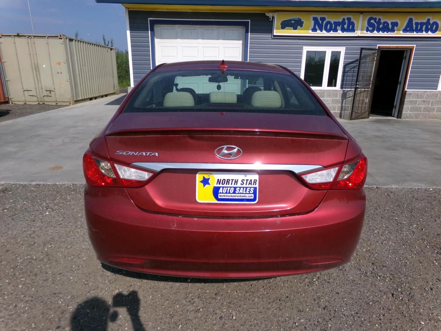 2013 Red Hyundai Sonata GLS (5NPEB4AC2DH) with an 2.4L L4 DOHC 16V engine, 6-Speed Automatic transmission, located at 2630 Philips Field Rd., Fairbanks, AK, 99709, (907) 458-0593, 64.848068, -147.780609 - Photo#3