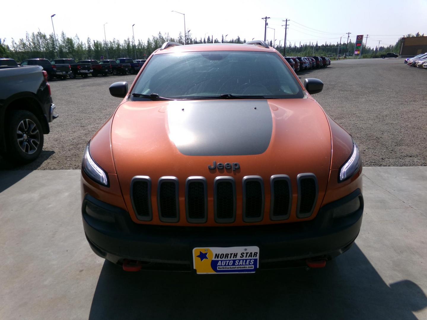 2014 Orange Jeep Cherokee Trailhawk 4WD (1C4PJMBS6EW) with an 3.2L V6 DOHC 24V engine, 9-Speed Automatic transmission, located at 2630 Philips Field Rd., Fairbanks, AK, 99709, (907) 458-0593, 64.848068, -147.780609 - Photo#1