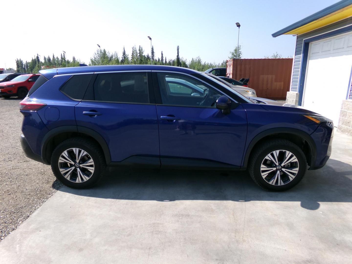 2021 Blue Nissan Rogue SV AWD (5N1AT3BB9MC) with an 2.5L L4 DOHC 16V engine, CVT transmission, located at 2630 Philips Field Rd., Fairbanks, AK, 99709, (907) 458-0593, 64.848068, -147.780609 - Photo#2