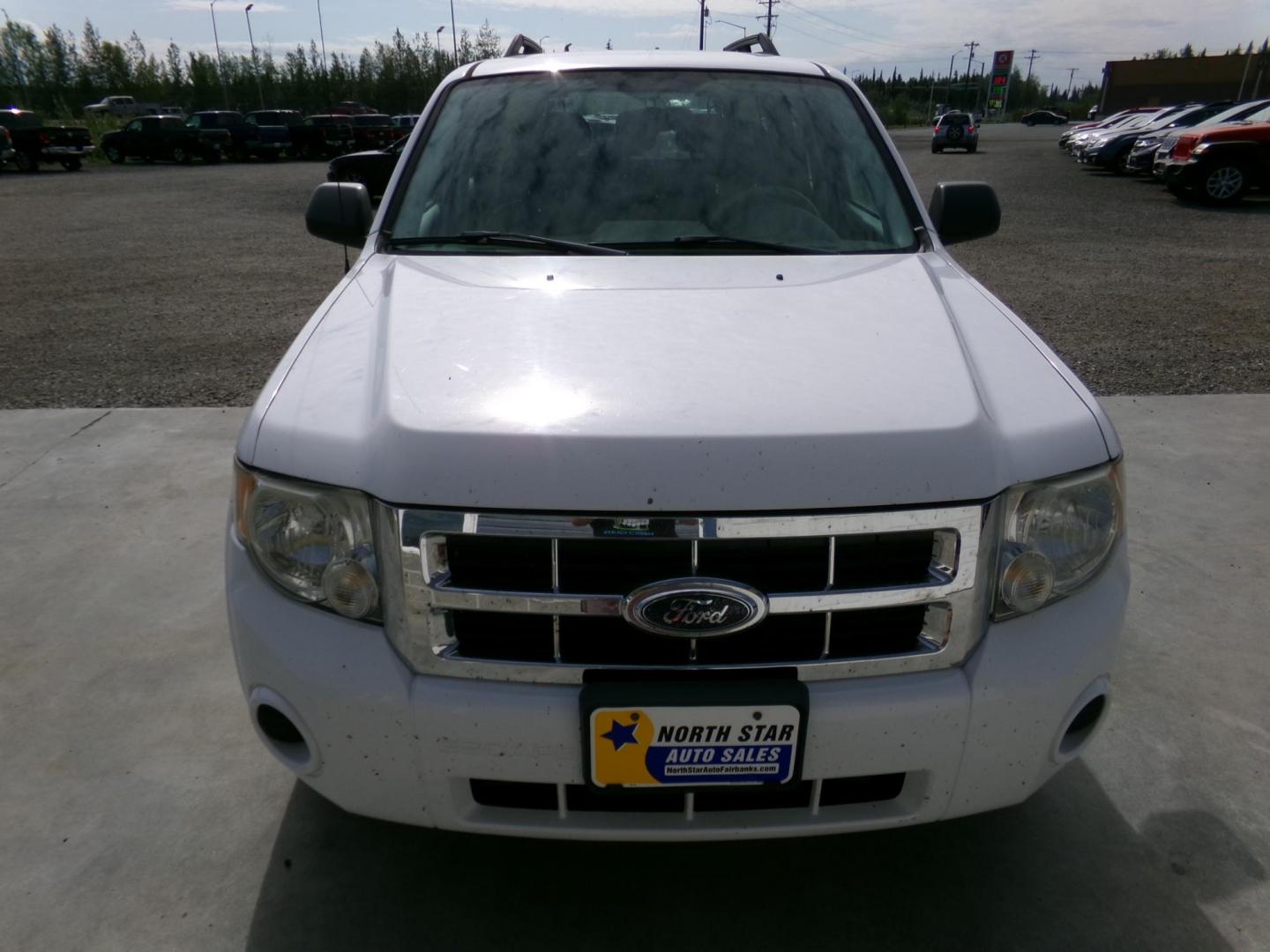 2008 White Ford Escape XLS 4WD AT (1FMCU92Z08K) with an 2.3L L4 DOHC 16V engine, 4-Speed Automatic Overdrive transmission, located at 2630 Philips Field Rd., Fairbanks, AK, 99709, (907) 458-0593, 64.848068, -147.780609 - Photo#1
