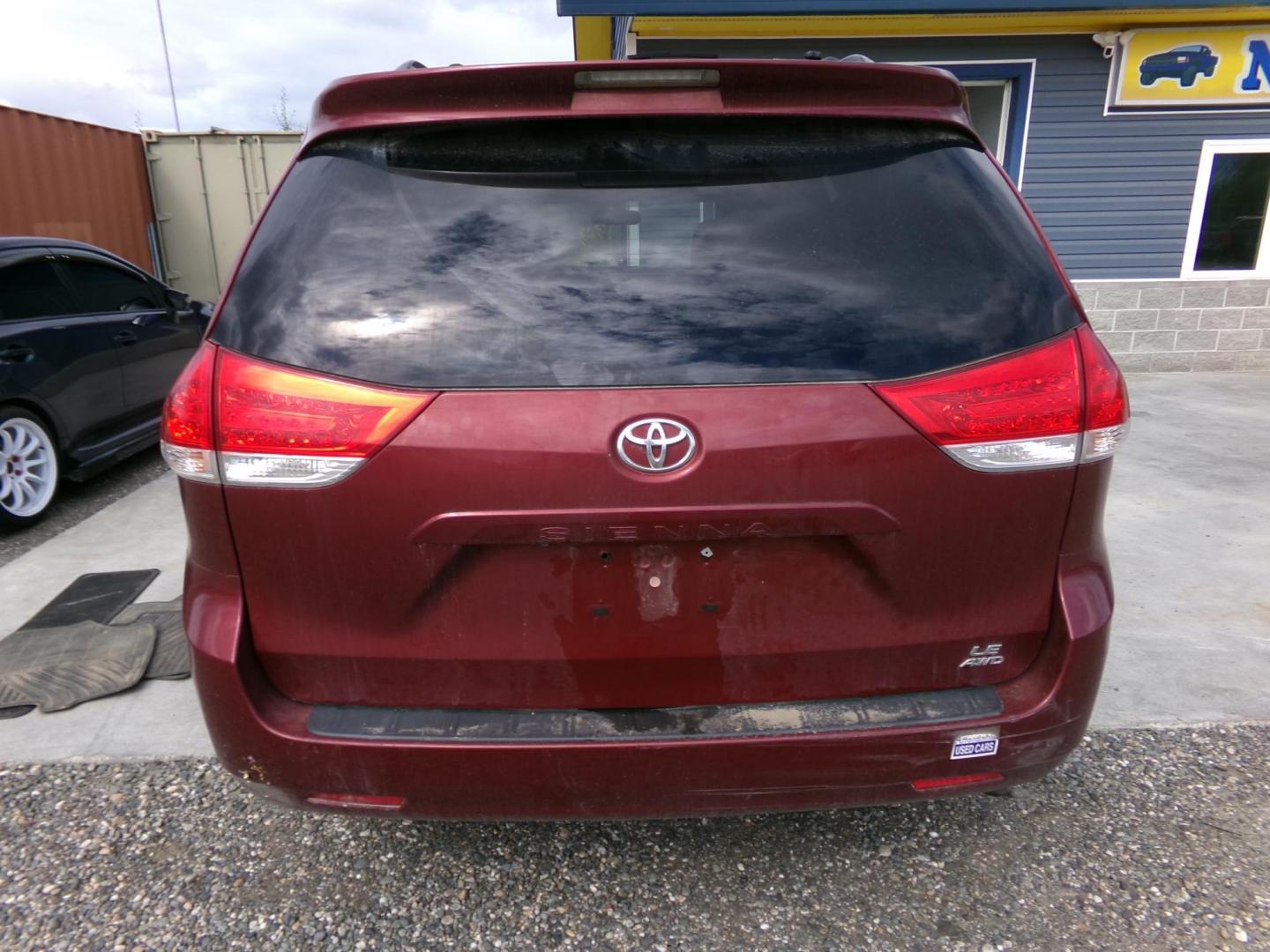 2014 Red Toyota Sienna LE AWD 7-Passenger V6 (5TDJK3DC8ES) with an 3.5L V6 EFI DOHC 24V engine, 5-Speed Automatic transmission, located at 2630 Philips Field Rd., Fairbanks, AK, 99709, (907) 458-0593, 64.848068, -147.780609 - Photo#3