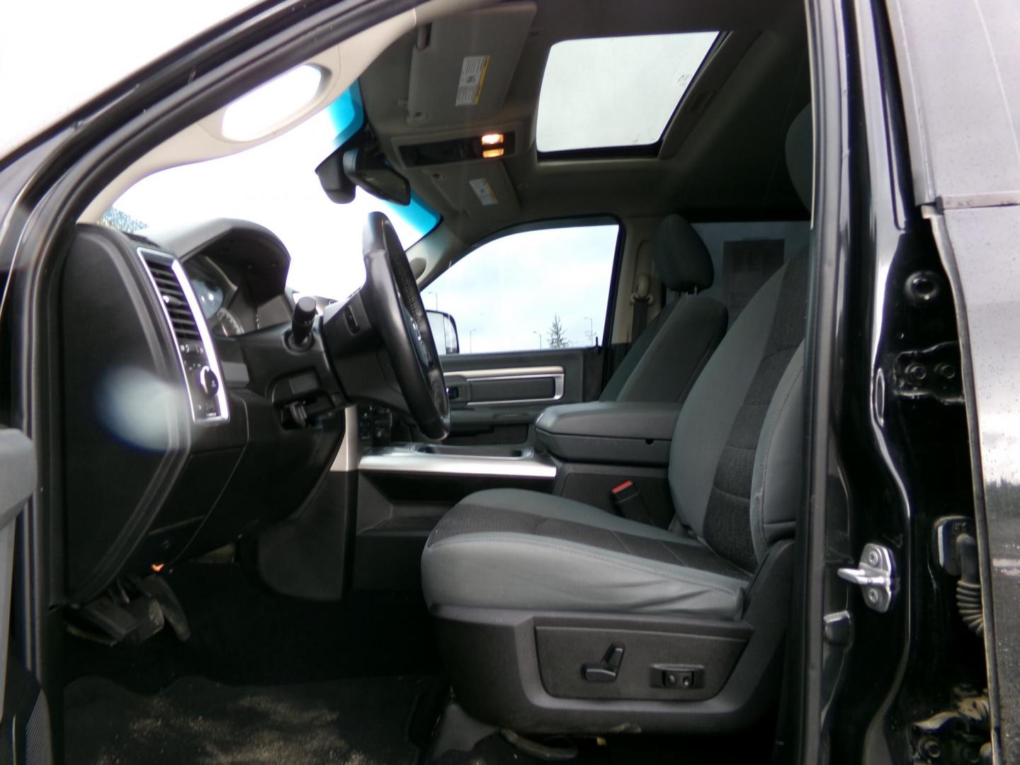 2019 Black Dodge 1500 SLT Crew Cab SWB 4WD (1C6RR7LT8KS) with an 5.7L V8 OHV 16V engine, 8A transmission, located at 2630 Philips Field Rd., Fairbanks, AK, 99709, (907) 458-0593, 64.848068, -147.780609 - Photo#4
