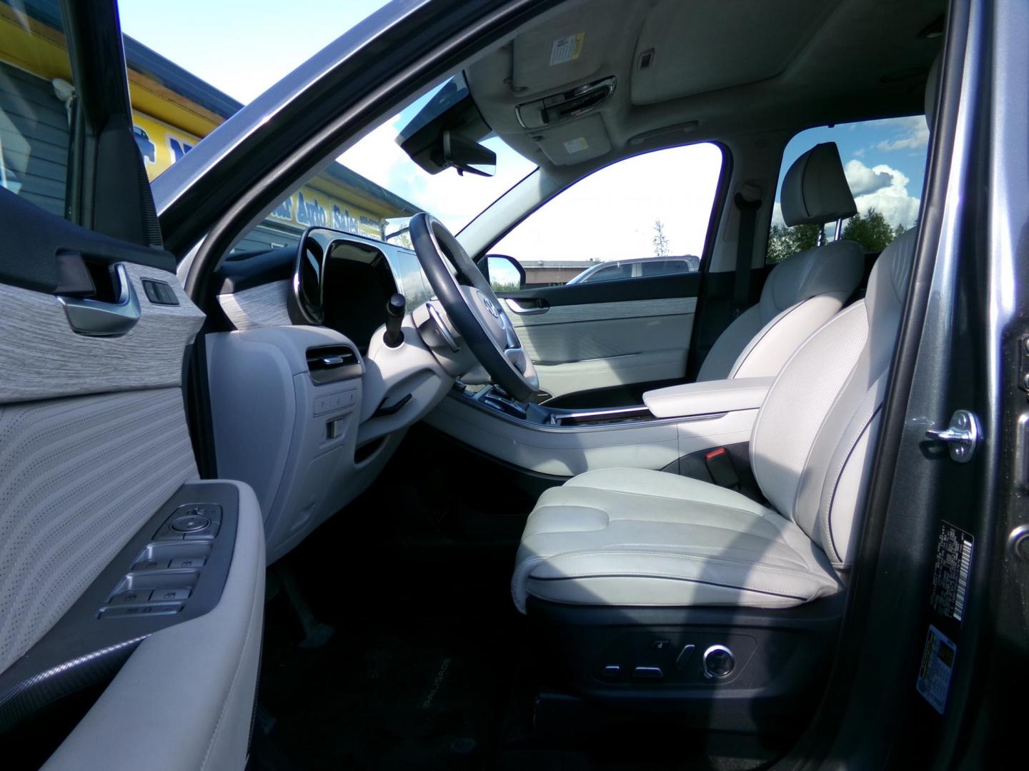 2022 Grey /White Hyundai Palisade Calligraphy AWD (KM8R7DGE0RU) with an 3.8L V6 DOHC 24V engine, 8A transmission, located at 2630 Philips Field Rd., Fairbanks, AK, 99709, (907) 458-0593, 64.848068, -147.780609 - Photo#4
