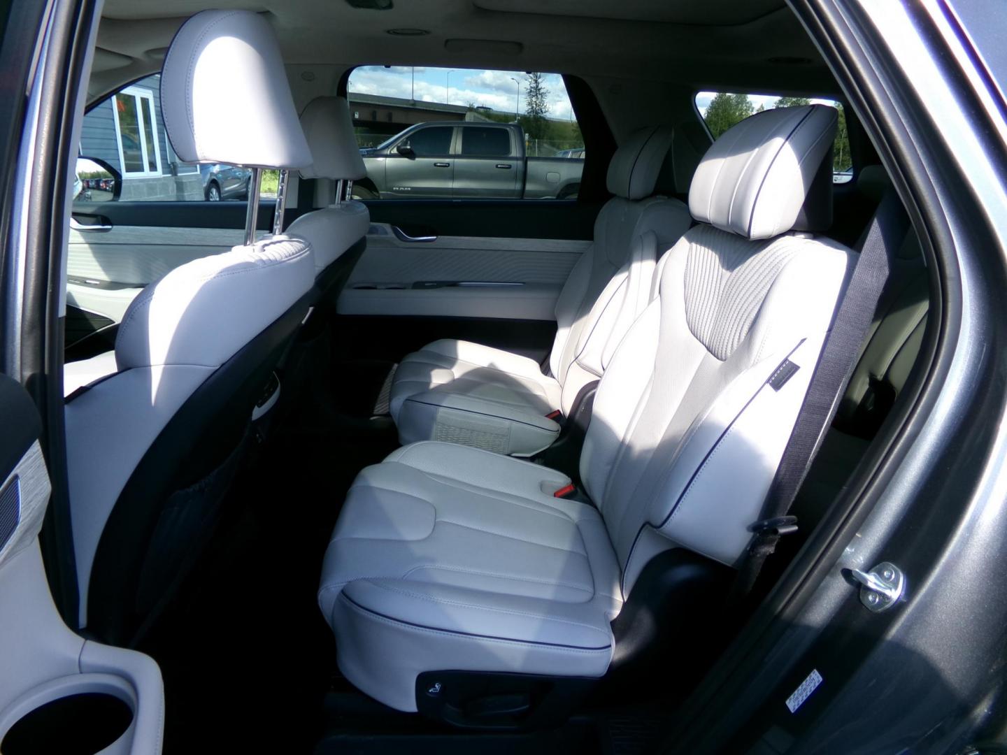 2022 Grey /White Hyundai Palisade Calligraphy AWD (KM8R7DGE0RU) with an 3.8L V6 DOHC 24V engine, 8A transmission, located at 2630 Philips Field Rd., Fairbanks, AK, 99709, (907) 458-0593, 64.848068, -147.780609 - Photo#5