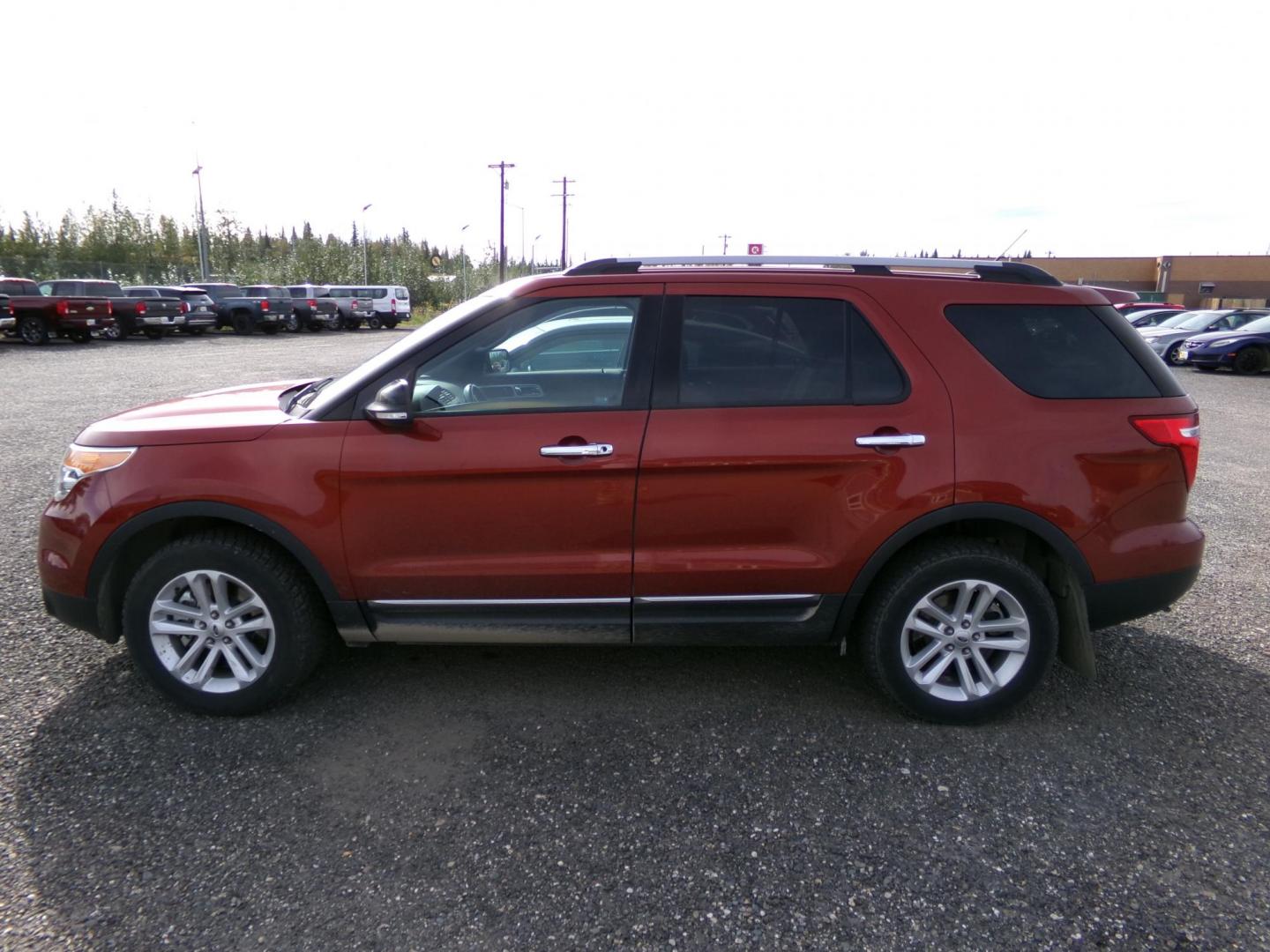 2014 Red Ford Explorer XLT 4WD (1FM5K8D85EG) with an 3.5L V6 DOHC 24V engine, 6-Speed Automatic transmission, located at 2630 Philips Field Rd., Fairbanks, AK, 99709, (907) 458-0593, 64.848068, -147.780609 - Photo#2