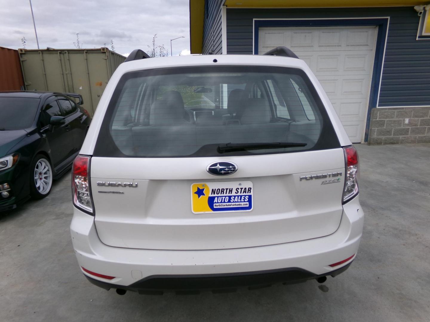 2011 White Subaru Forester 2.5X Touring (JF2SHABC6BH) with an 2.5L H4 SOHC 16V engine, 5-Speed Manual transmission, located at 2630 Philips Field Rd., Fairbanks, AK, 99709, (907) 458-0593, 64.848068, -147.780609 - Photo#3