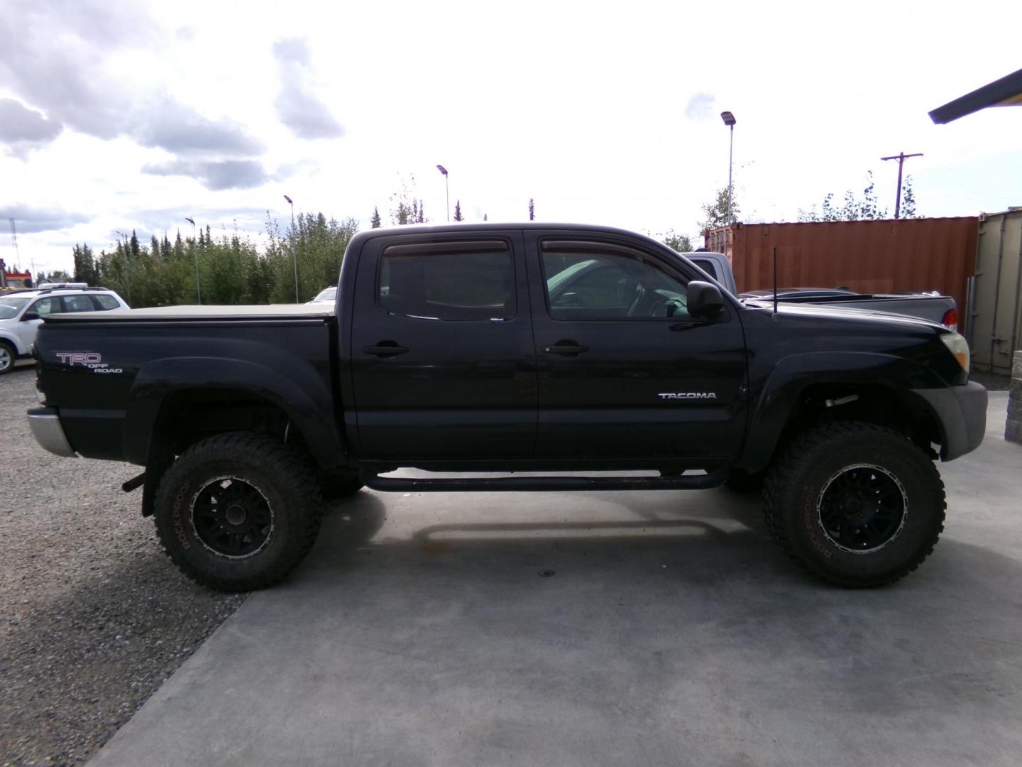 2007 Black Toyota Tacoma Double Cab V6 4WD (3TMLU42N37M) with an 4.0L V6 DOHC 24V engine, 6-Speed Manual Overdrive transmission, located at 2630 Philips Field Rd., Fairbanks, AK, 99709, (907) 458-0593, 64.848068, -147.780609 - Photo#2