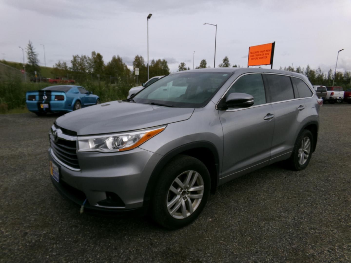 2014 Silver /Grey Toyota Highlander LE AWD V6 (5TDBKRFH2ES) with an 3.5L V6 DOHC 24V engine, 6-Speed Automatic transmission, located at 2630 Philips Field Rd., Fairbanks, AK, 99709, (907) 458-0593, 64.848068, -147.780609 - Photo#0