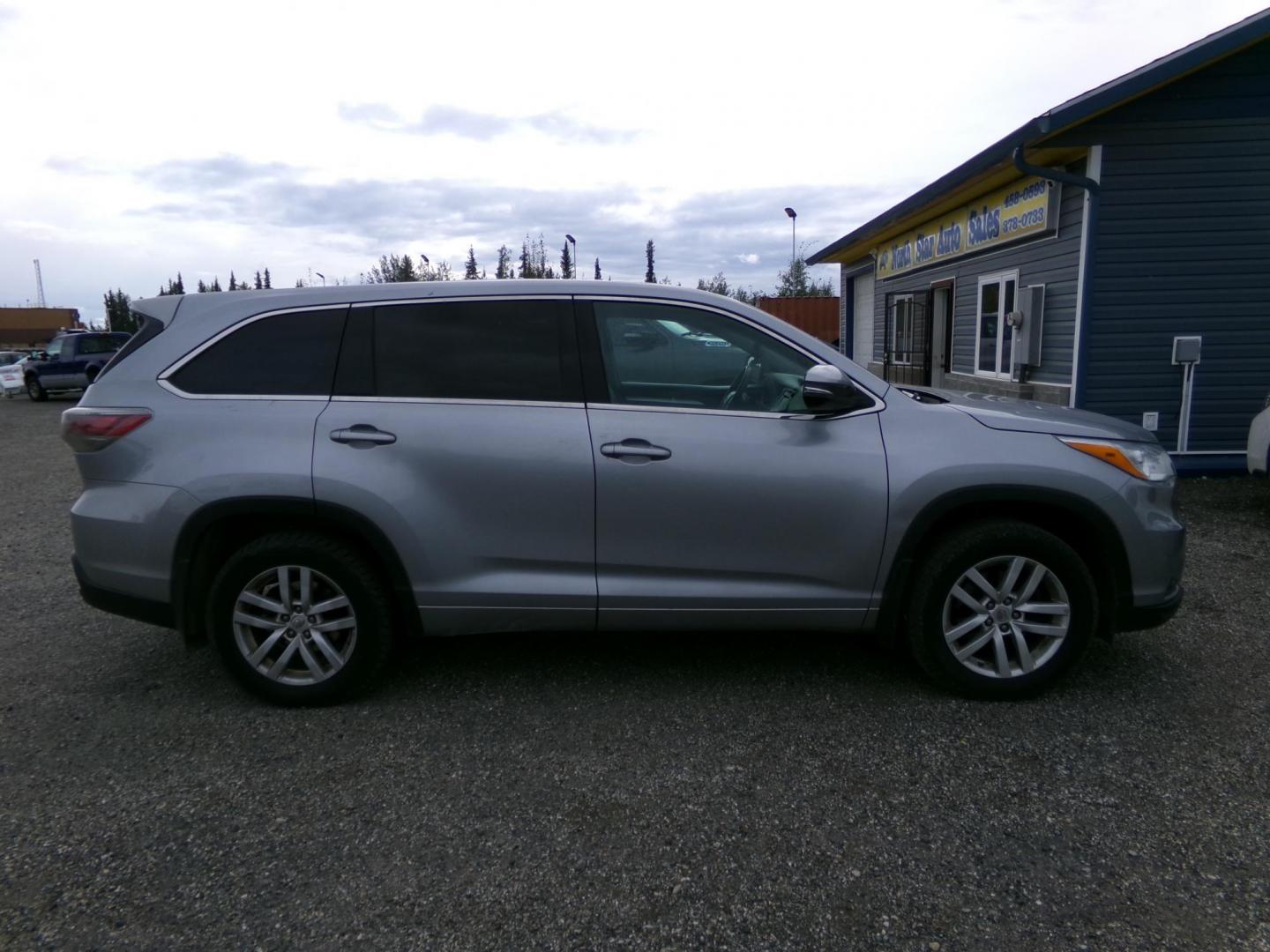 2014 Silver /Grey Toyota Highlander LE AWD V6 (5TDBKRFH2ES) with an 3.5L V6 DOHC 24V engine, 6-Speed Automatic transmission, located at 2630 Philips Field Rd., Fairbanks, AK, 99709, (907) 458-0593, 64.848068, -147.780609 - Photo#2