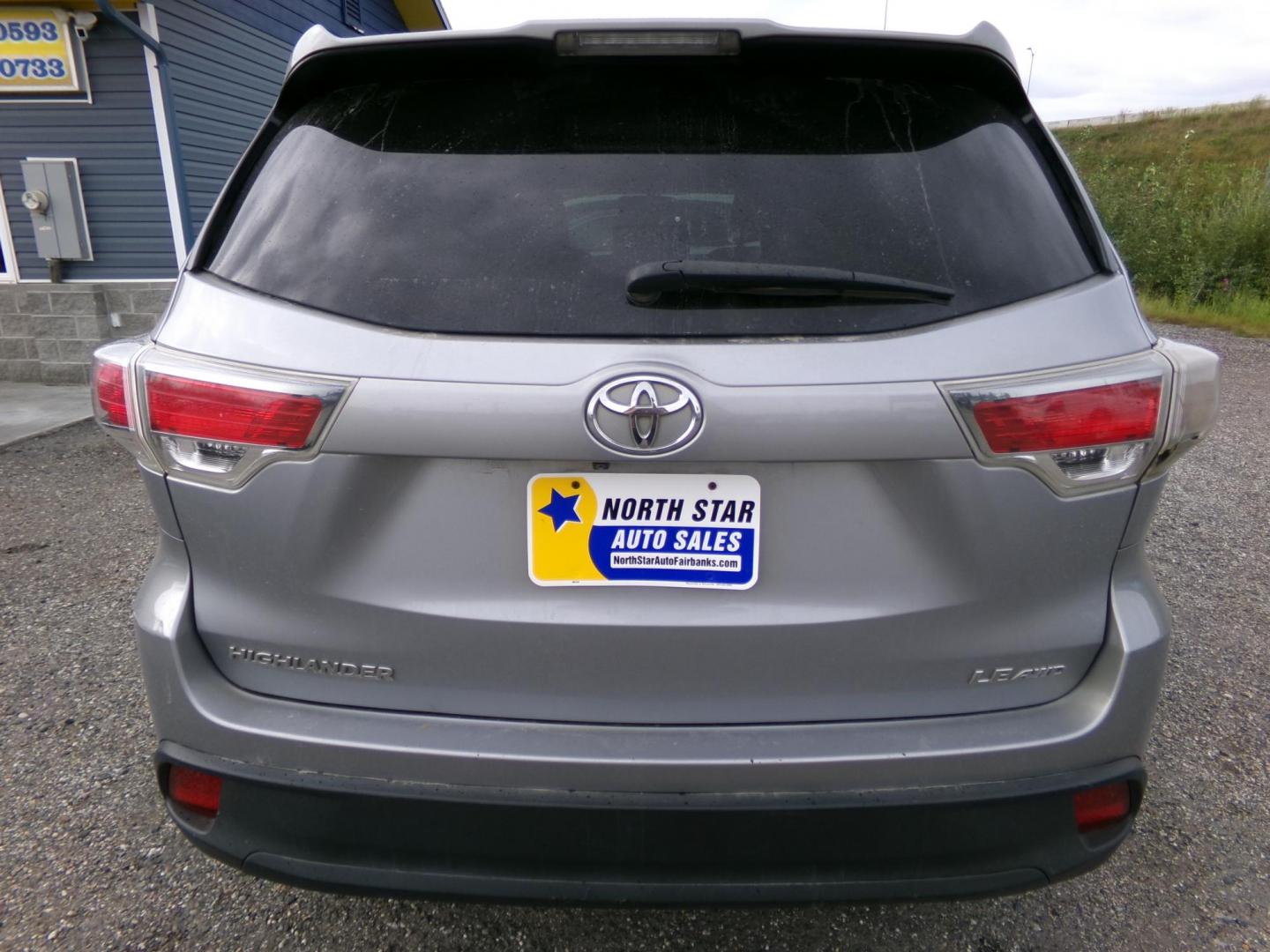 2014 Silver /Grey Toyota Highlander LE AWD V6 (5TDBKRFH2ES) with an 3.5L V6 DOHC 24V engine, 6-Speed Automatic transmission, located at 2630 Philips Field Rd., Fairbanks, AK, 99709, (907) 458-0593, 64.848068, -147.780609 - Photo#3