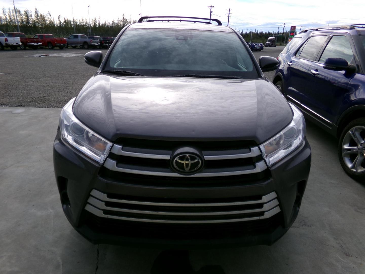 2019 Grey Toyota Highlander LE Plus AWD V6 (5TDBZRFH3KS) with an 3.5L V6 DOHC 24V engine, 6A transmission, located at 2630 Philips Field Rd., Fairbanks, AK, 99709, (907) 458-0593, 64.848068, -147.780609 - Photo#1