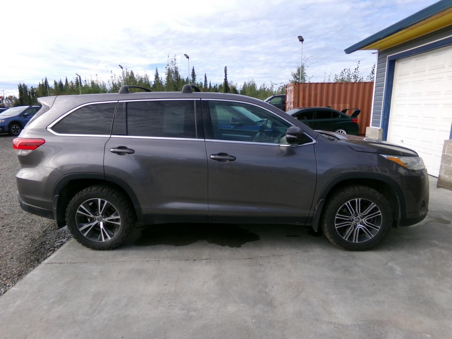 2019 Grey Toyota Highlander LE Plus AWD V6 (5TDBZRFH3KS) with an 3.5L V6 DOHC 24V engine, 6A transmission, located at 2630 Philips Field Rd., Fairbanks, AK, 99709, (907) 458-0593, 64.848068, -147.780609 - Photo#2