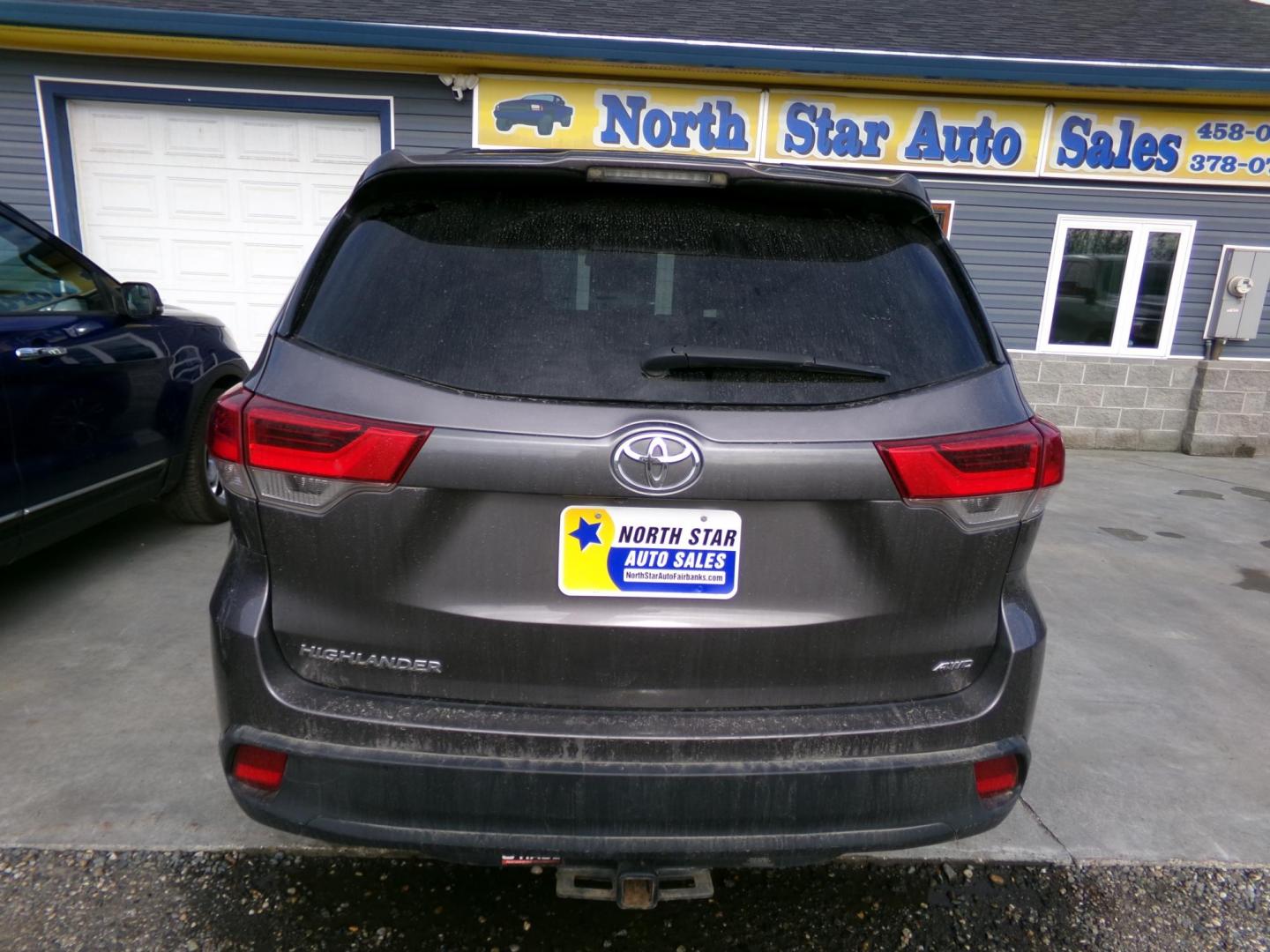 2019 Grey Toyota Highlander LE Plus AWD V6 (5TDBZRFH3KS) with an 3.5L V6 DOHC 24V engine, 6A transmission, located at 2630 Philips Field Rd., Fairbanks, AK, 99709, (907) 458-0593, 64.848068, -147.780609 - Photo#3