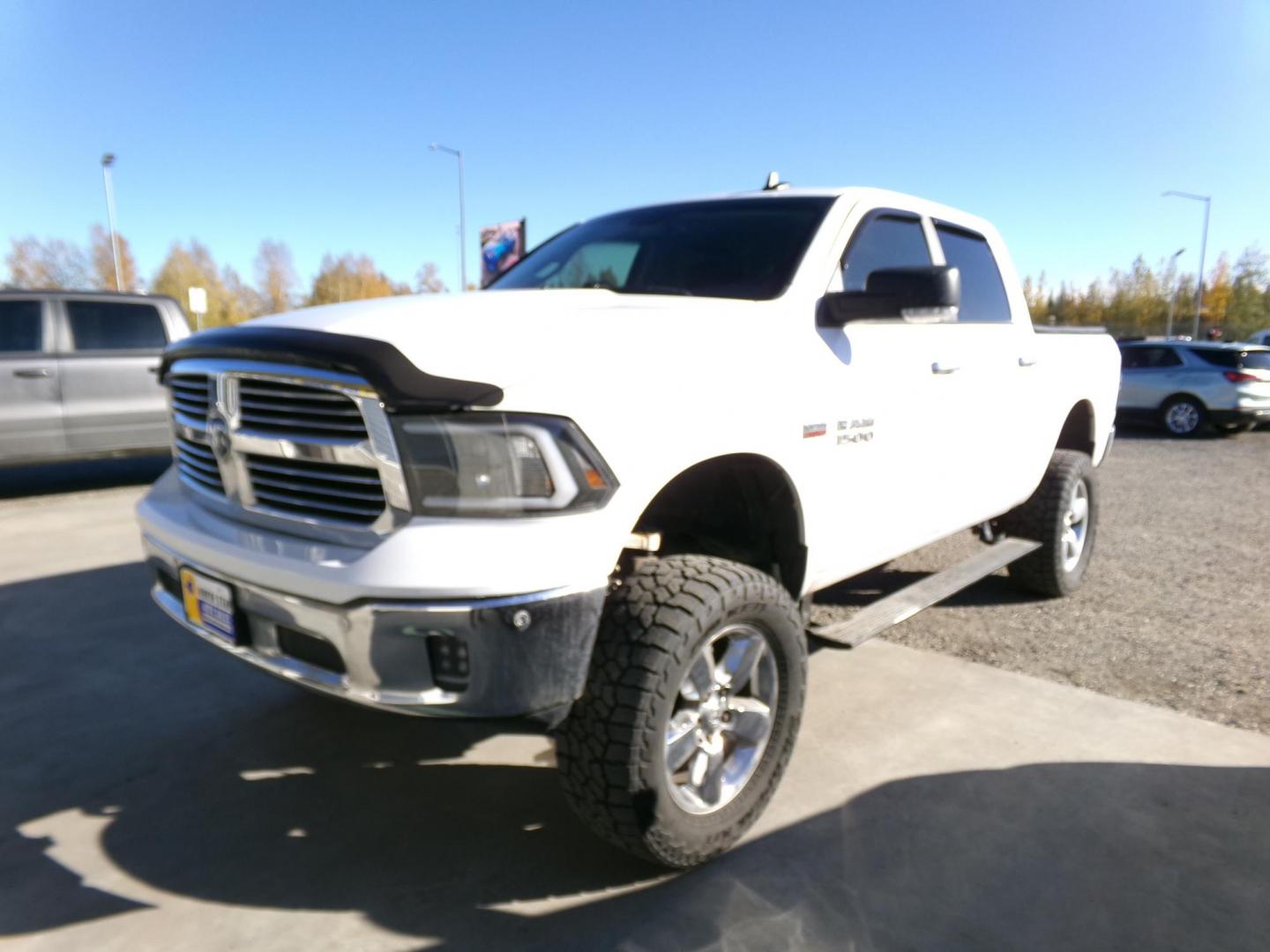 2018 White Dodge 1500 SLT Crew Cab SWB 4WD (3C6RR7LT5JG) with an 5.7L V8 OHV 16V engine, 8A transmission, located at 2630 Philips Field Rd., Fairbanks, AK, 99709, (907) 458-0593, 64.848068, -147.780609 - Photo#0