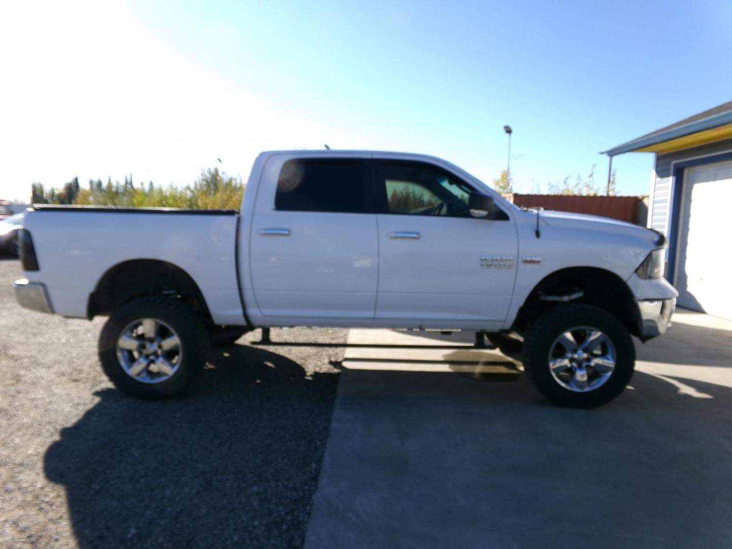 2018 White Dodge 1500 SLT Crew Cab SWB 4WD (3C6RR7LT5JG) with an 5.7L V8 OHV 16V engine, 8A transmission, located at 2630 Philips Field Rd., Fairbanks, AK, 99709, (907) 458-0593, 64.848068, -147.780609 - Photo#2