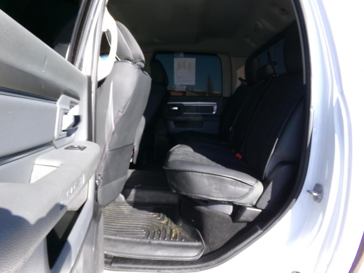 2018 White Dodge 1500 SLT Crew Cab SWB 4WD (3C6RR7LT5JG) with an 5.7L V8 OHV 16V engine, 8A transmission, located at 2630 Philips Field Rd., Fairbanks, AK, 99709, (907) 458-0593, 64.848068, -147.780609 - Photo#5