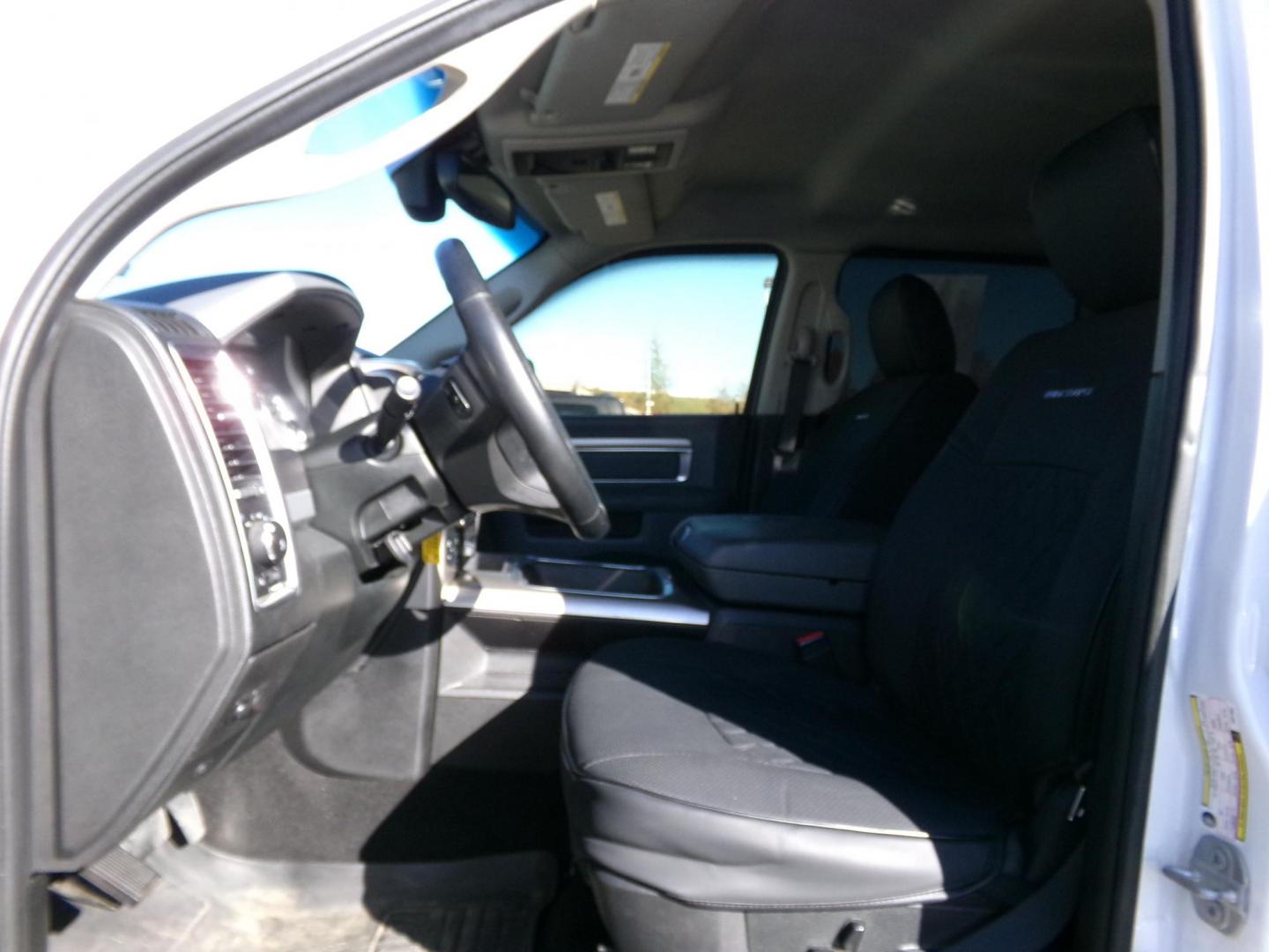 2018 White Dodge 1500 SLT Crew Cab SWB 4WD (3C6RR7LT5JG) with an 5.7L V8 OHV 16V engine, 8A transmission, located at 2630 Philips Field Rd., Fairbanks, AK, 99709, (907) 458-0593, 64.848068, -147.780609 - Photo#4
