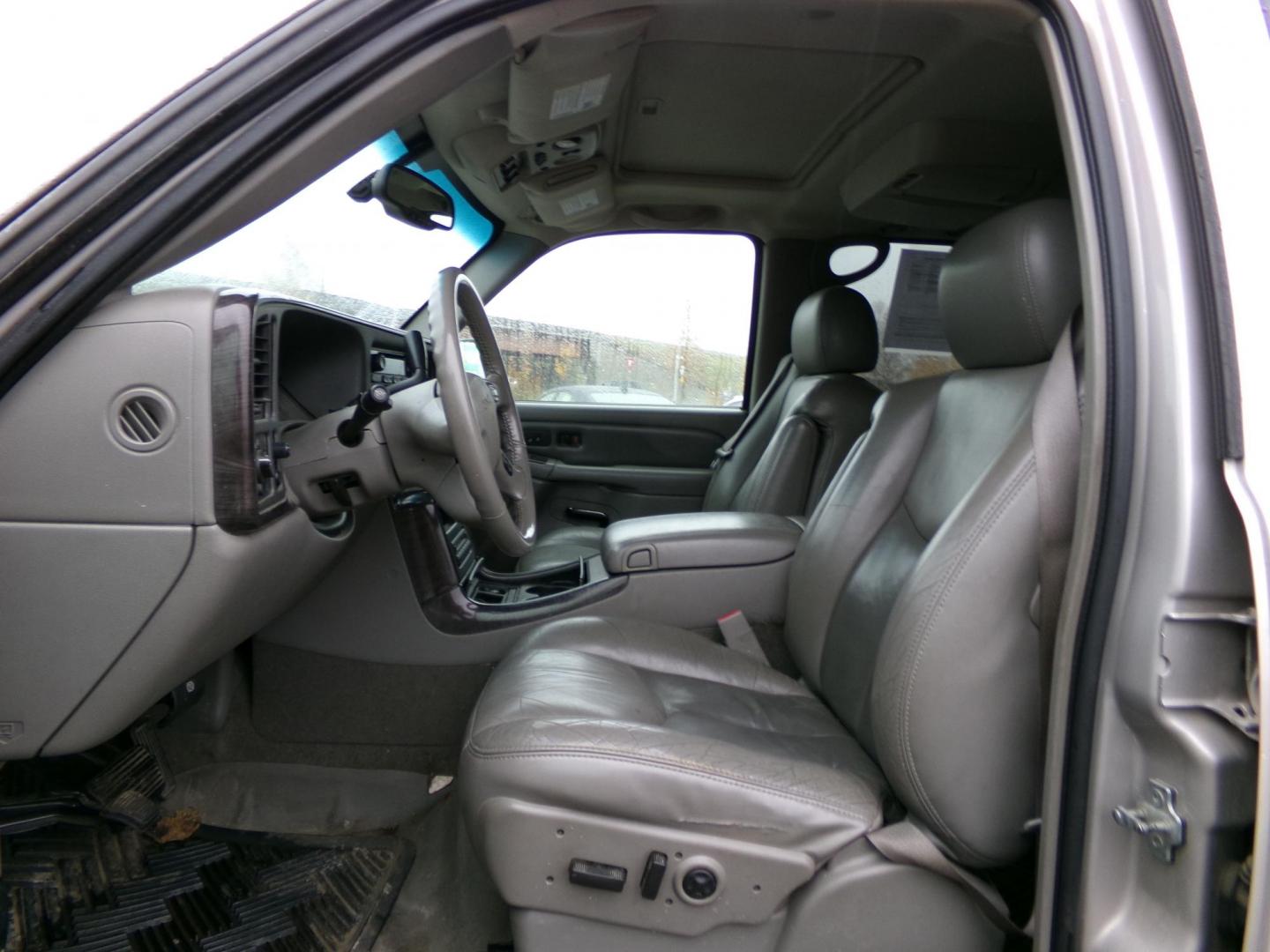 2004 Gold GMC Yukon Denali Base (1GKEK63UX4J) with an 6.0L V8 OHV 16V engine, 4-Speed Automatic Overdrive transmission, located at 2630 Philips Field Rd., Fairbanks, AK, 99709, (907) 458-0593, 64.848068, -147.780609 - Photo#4
