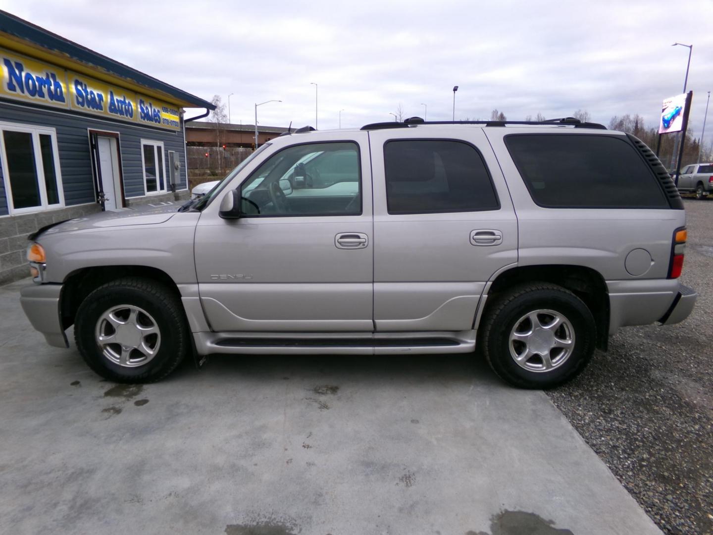 2004 Gold GMC Yukon Denali Base (1GKEK63UX4J) with an 6.0L V8 OHV 16V engine, 4-Speed Automatic Overdrive transmission, located at 2630 Philips Field Rd., Fairbanks, AK, 99709, (907) 458-0593, 64.848068, -147.780609 - Photo#2