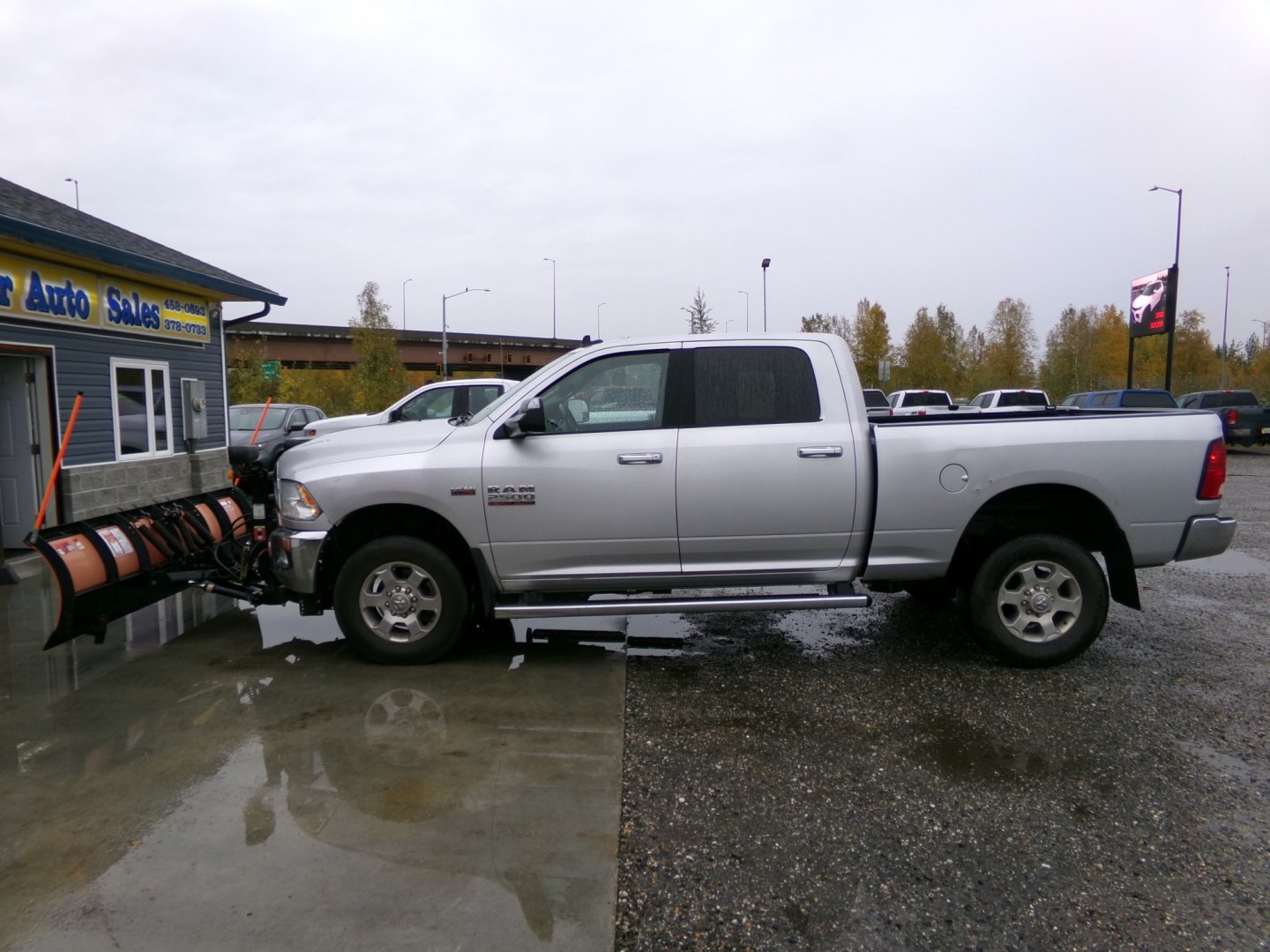 2017 Silver Dodge 2500 SLT Crew Cab SWB 4WD (3C6UR5DJ2HG) with an 6.4L V8 engine, 6A transmission, located at 2630 Philips Field Rd., Fairbanks, AK, 99709, (907) 458-0593, 64.848068, -147.780609- Photo#2