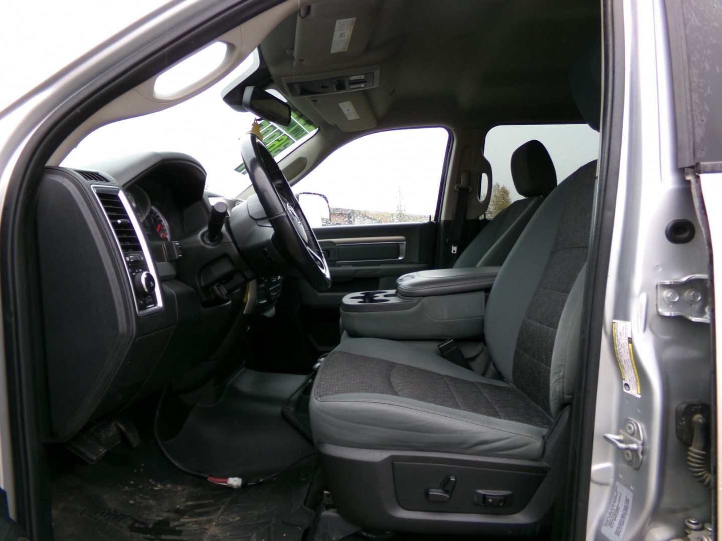 2017 Silver Dodge 2500 SLT Crew Cab SWB 4WD (3C6UR5DJ2HG) with an 6.4L V8 engine, 6A transmission, located at 2630 Philips Field Rd., Fairbanks, AK, 99709, (907) 458-0593, 64.848068, -147.780609- Photo#4