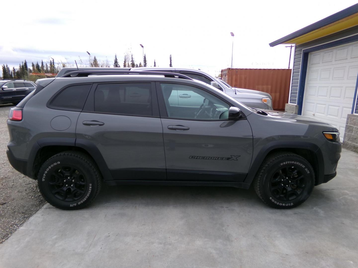 2022 Jeep Cherokee Latitude 4WD (1C4PJMCX4ND) with an 3.2L V6 DOHC 24V engine, 9A transmission, located at 2630 Philips Field Rd., Fairbanks, AK, 99709, (907) 458-0593, 64.848068, -147.780609 - Photo#2
