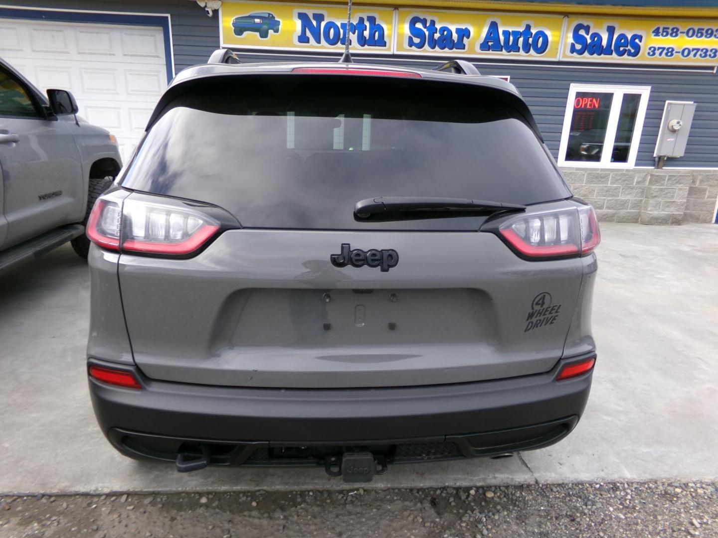 2022 Jeep Cherokee Latitude 4WD (1C4PJMCX4ND) with an 3.2L V6 DOHC 24V engine, 9A transmission, located at 2630 Philips Field Rd., Fairbanks, AK, 99709, (907) 458-0593, 64.848068, -147.780609 - Photo#3