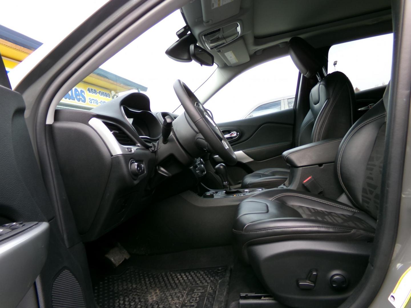 2022 Jeep Cherokee Latitude 4WD (1C4PJMCX4ND) with an 3.2L V6 DOHC 24V engine, 9A transmission, located at 2630 Philips Field Rd., Fairbanks, AK, 99709, (907) 458-0593, 64.848068, -147.780609 - Photo#4