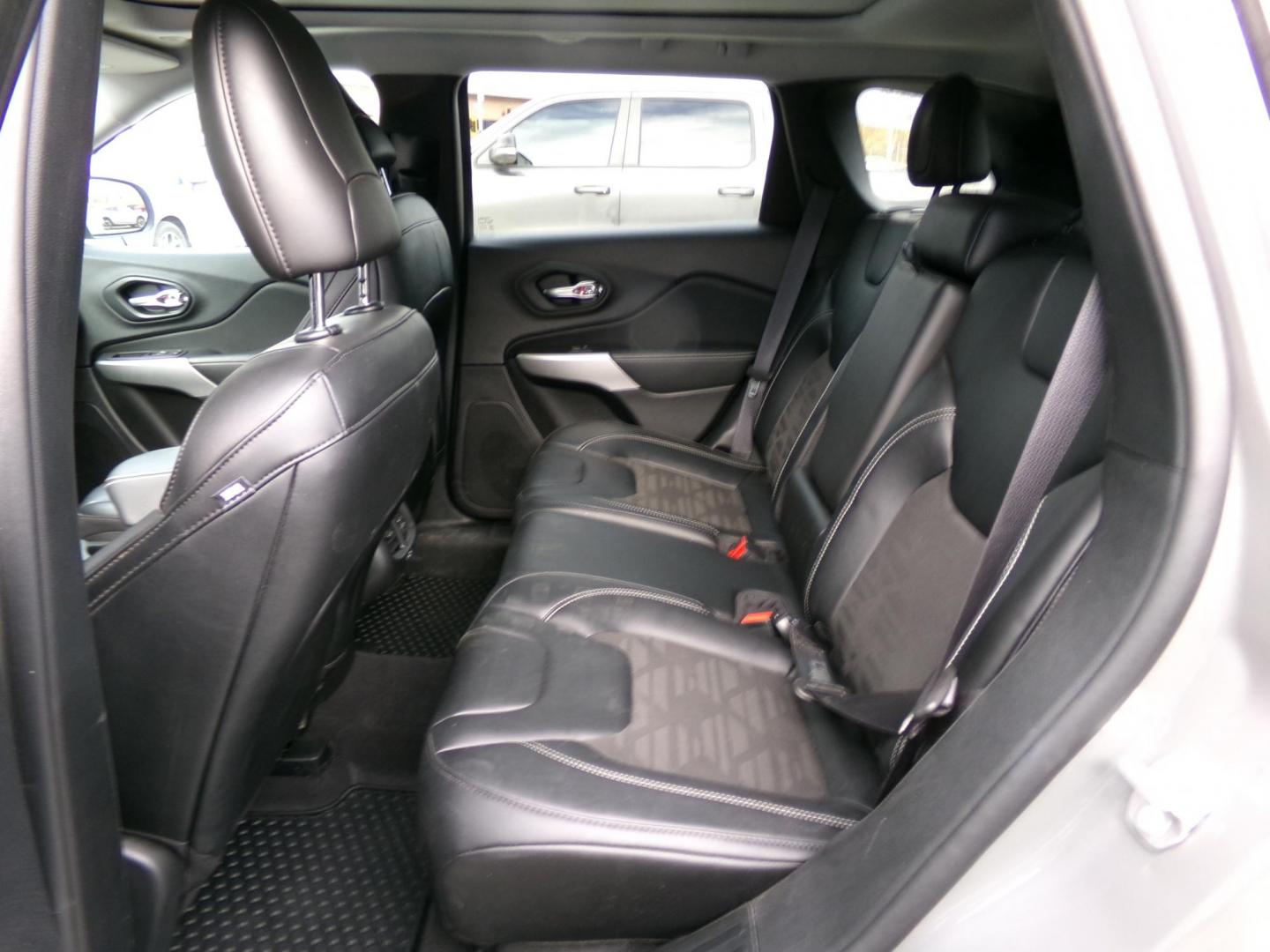 2022 Jeep Cherokee Latitude 4WD (1C4PJMCX4ND) with an 3.2L V6 DOHC 24V engine, 9A transmission, located at 2630 Philips Field Rd., Fairbanks, AK, 99709, (907) 458-0593, 64.848068, -147.780609 - Photo#5
