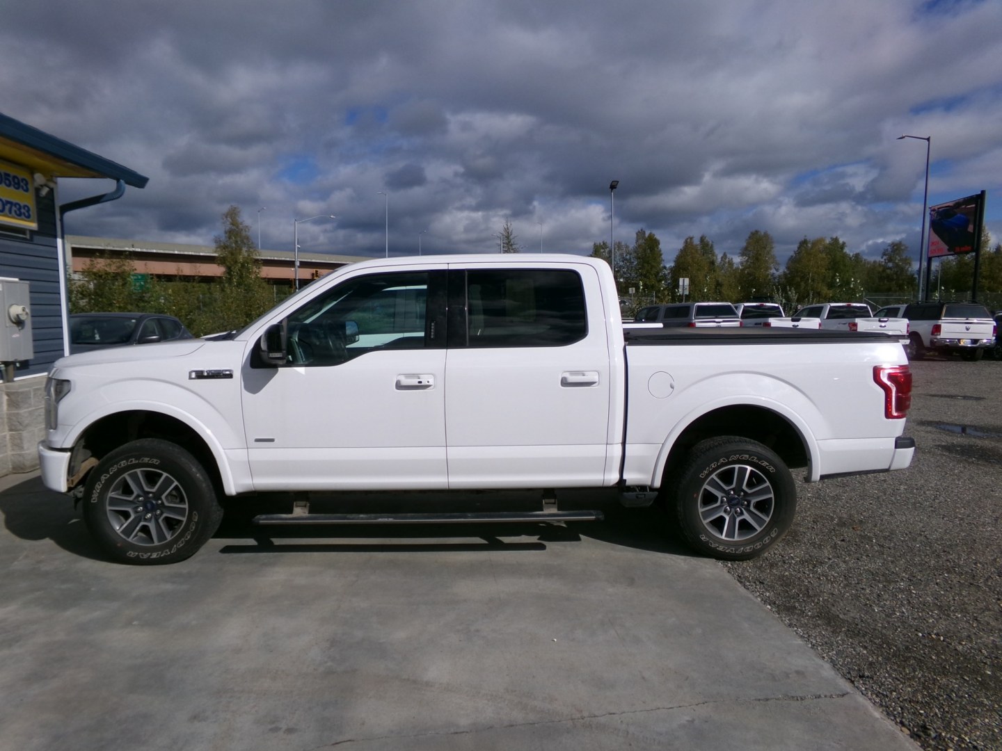 2016 White /Black Ford F-150 XLT SuperCrew 6.5-ft. Bed 4WD (1FTEW1EGXGF) with an 3.5L V6 TURBO engine, 6A transmission, located at 2630 Philips Field Rd., Fairbanks, AK, 99709, (907) 458-0593, 64.848068, -147.780609- Photo#2