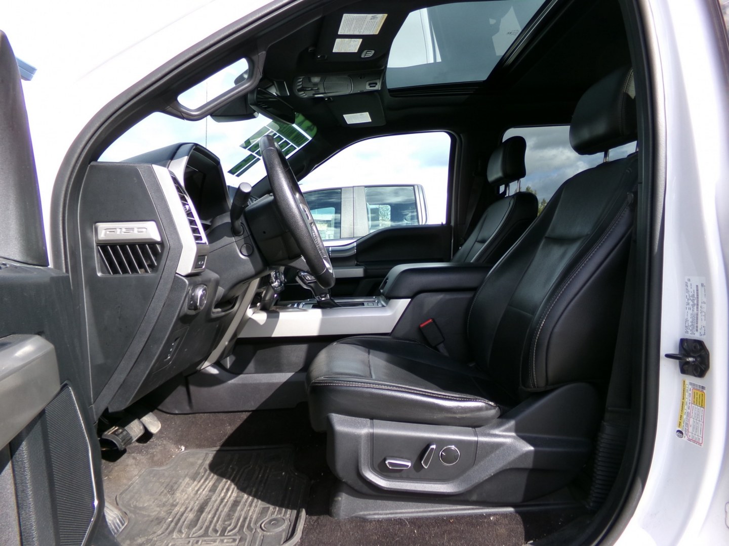 2016 White /Black Ford F-150 XLT SuperCrew 6.5-ft. Bed 4WD (1FTEW1EGXGF) with an 3.5L V6 TURBO engine, 6A transmission, located at 2630 Philips Field Rd., Fairbanks, AK, 99709, (907) 458-0593, 64.848068, -147.780609- Photo#4