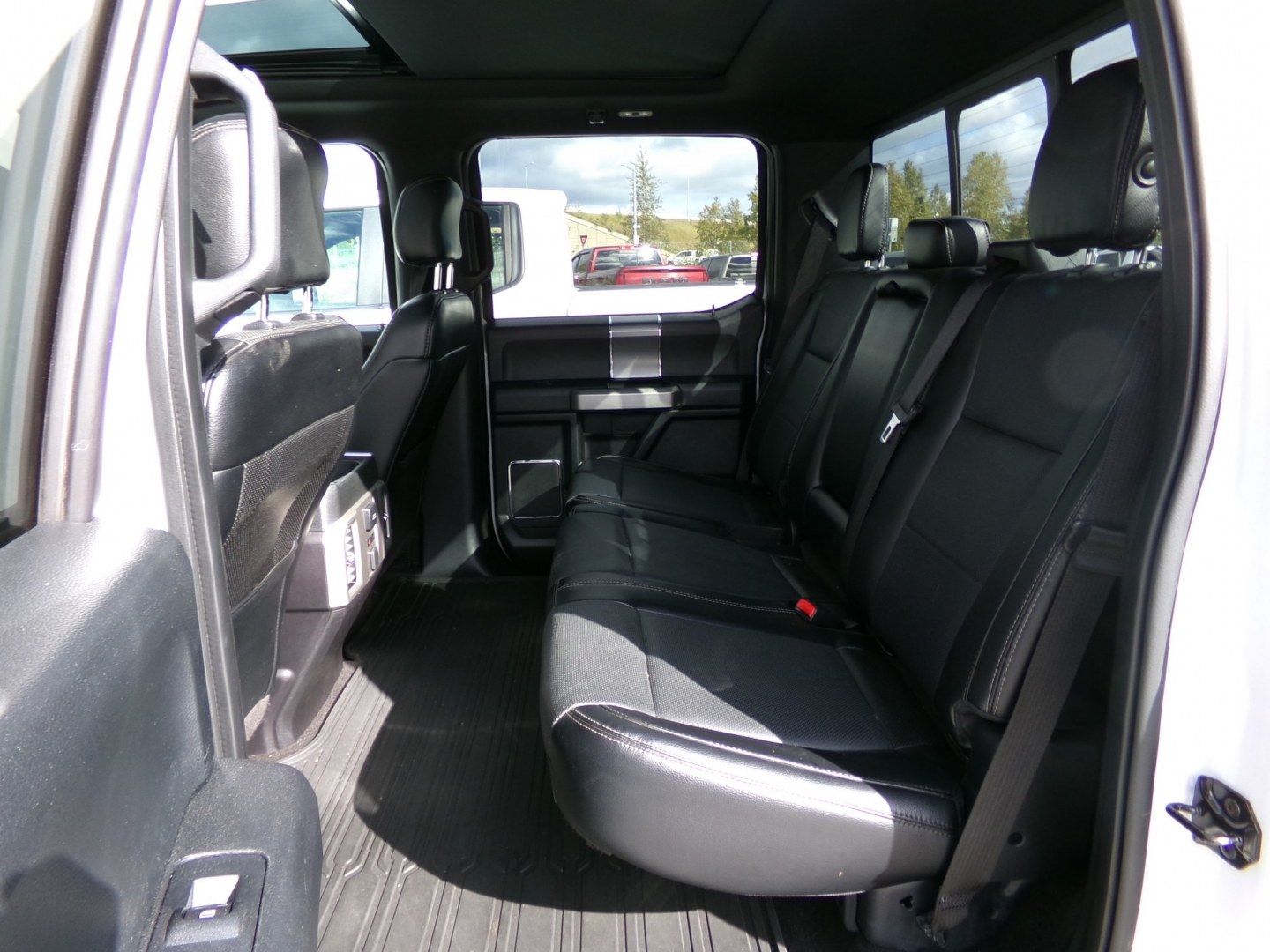 2016 White /Black Ford F-150 XLT SuperCrew 6.5-ft. Bed 4WD (1FTEW1EGXGF) with an 3.5L V6 TURBO engine, 6A transmission, located at 2630 Philips Field Rd., Fairbanks, AK, 99709, (907) 458-0593, 64.848068, -147.780609- Photo#5