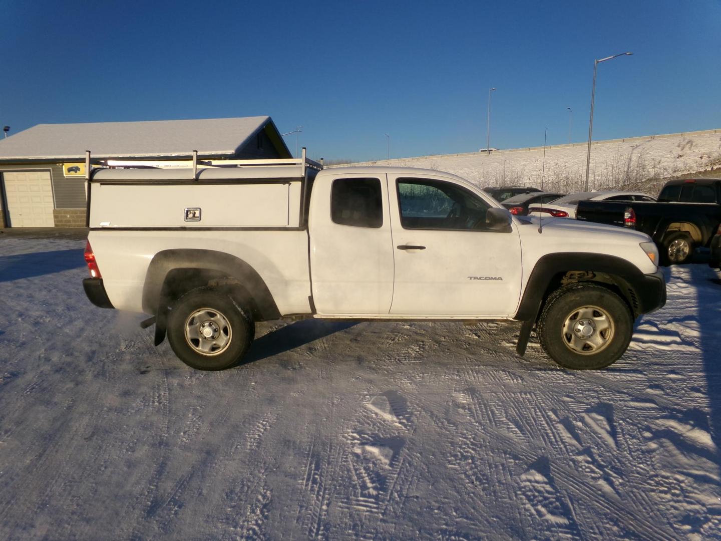 2015 White Toyota Tacoma Access Cab I4 5MT 4WD (5TFUX4EN5FX) with an 2.7L L4 DOHC 16V engine, 5-Speed Manual transmission, located at 2630 Philips Field Rd., Fairbanks, AK, 99709, (907) 458-0593, 64.848068, -147.780609 - Photo#2