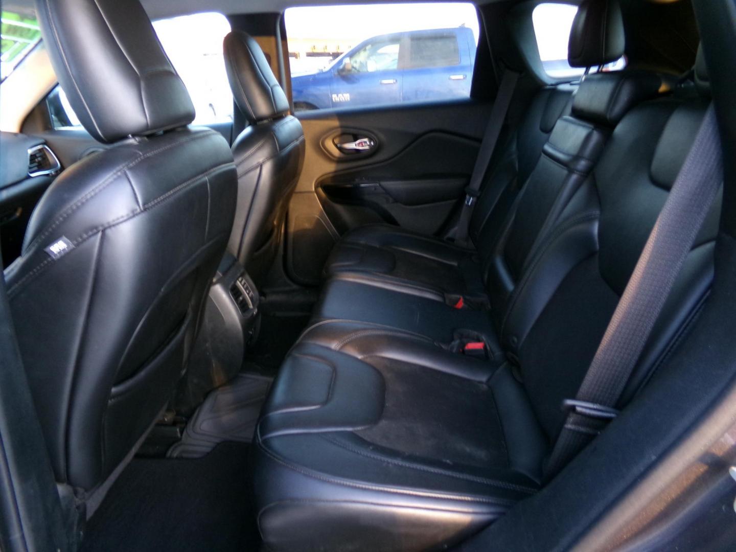 2019 Jeep Cherokee Latitude Plus 4WD (1C4PJMLX7KD) with an 3.2L V6 DOHC 24V engine, 9A transmission, located at 2630 Philips Field Rd., Fairbanks, AK, 99709, (907) 458-0593, 64.848068, -147.780609 - Photo#5