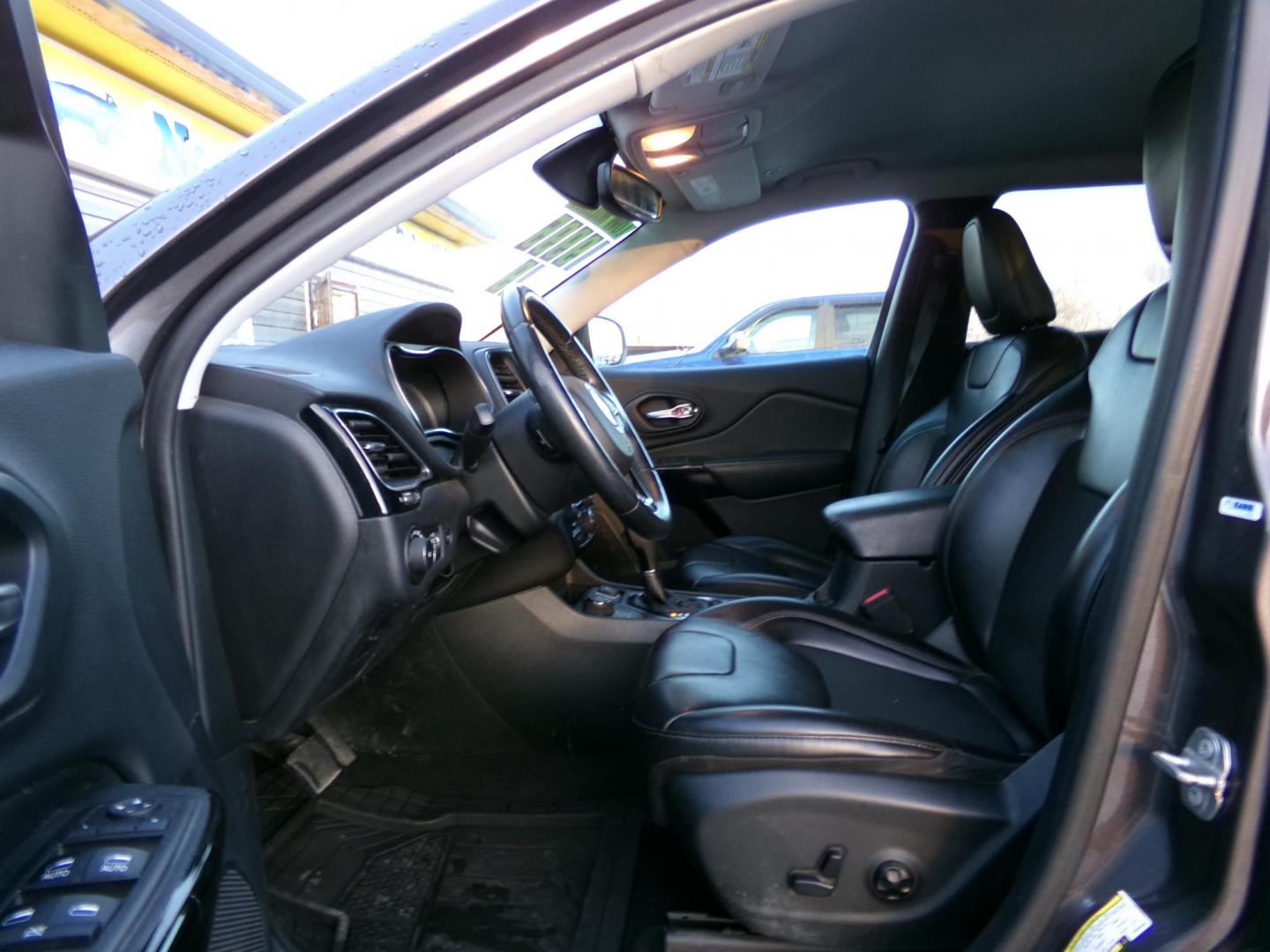 2019 Jeep Cherokee Latitude Plus 4WD (1C4PJMLX7KD) with an 3.2L V6 DOHC 24V engine, 9A transmission, located at 2630 Philips Field Rd., Fairbanks, AK, 99709, (907) 458-0593, 64.848068, -147.780609 - Photo#4