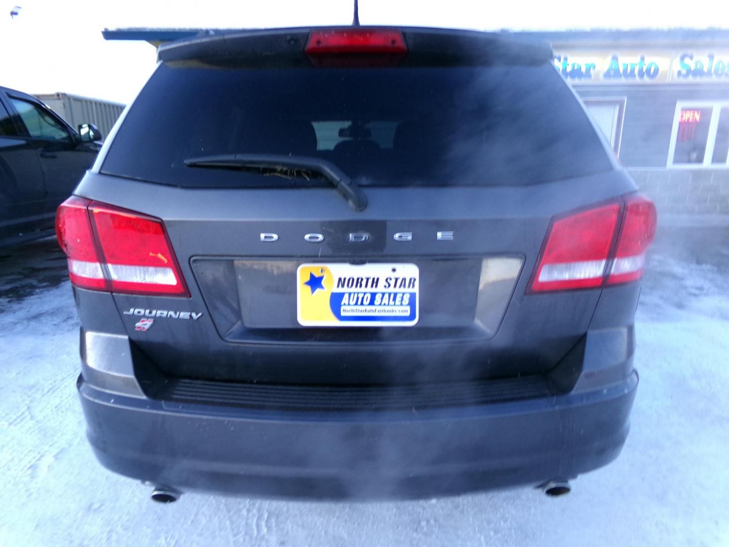 2018 Grey Dodge Journey SE AWD (3C4PDDAG9JT) with an 3.6L V6 DOHC 24V engine, 6A transmission, located at 2630 Philips Field Rd., Fairbanks, AK, 99709, (907) 458-0593, 64.848068, -147.780609 - Photo#3