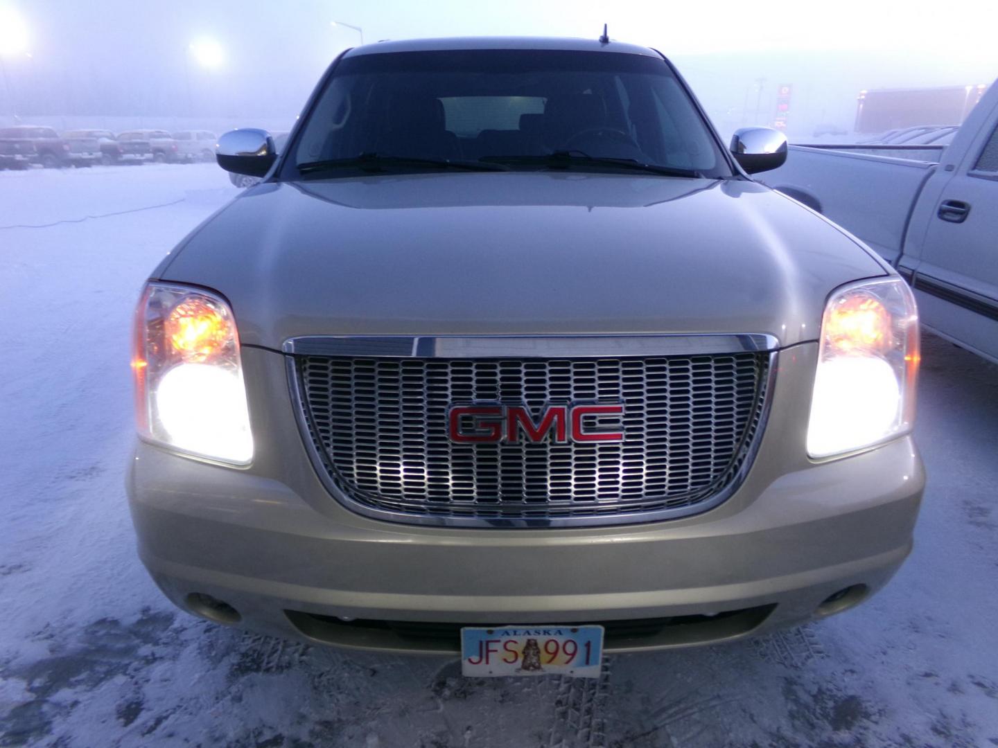 2014 Gold GMC Yukon XL SLT 1/2 Ton 4WD (1GKS2KE78ER) with an 5.3L V8 OHV 16V FFV engine, 6-Speed Automatic transmission, located at 2630 Philips Field Rd., Fairbanks, AK, 99709, (907) 458-0593, 64.848068, -147.780609 - Photo#1