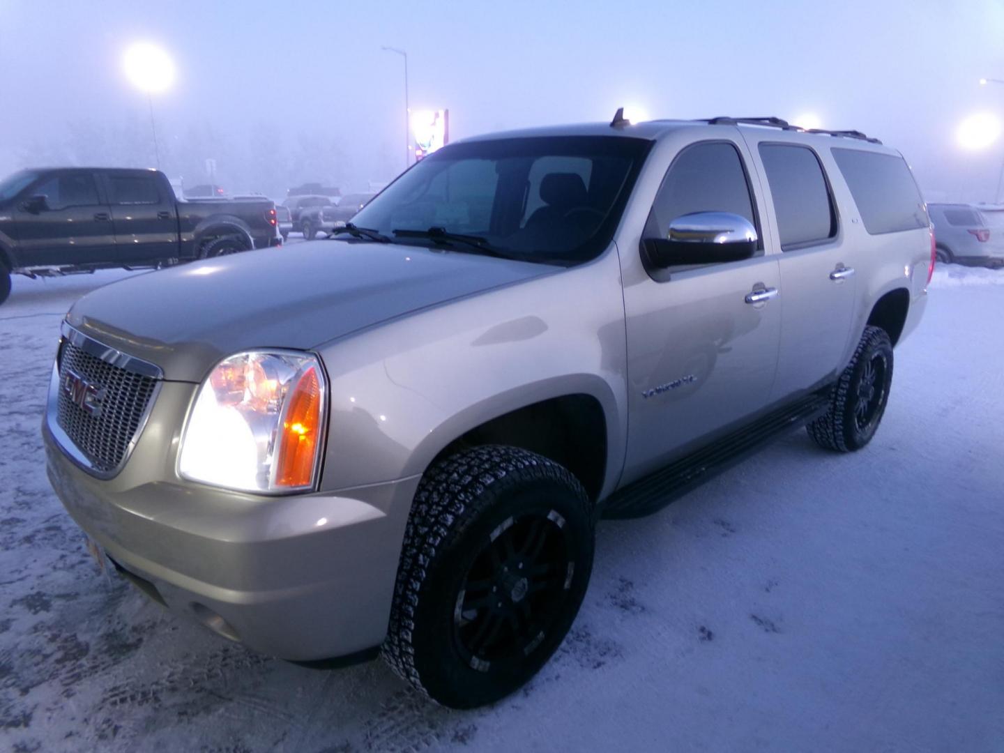 2014 Gold GMC Yukon XL SLT 1/2 Ton 4WD (1GKS2KE78ER) with an 5.3L V8 OHV 16V FFV engine, 6-Speed Automatic transmission, located at 2630 Philips Field Rd., Fairbanks, AK, 99709, (907) 458-0593, 64.848068, -147.780609 - Photo#0