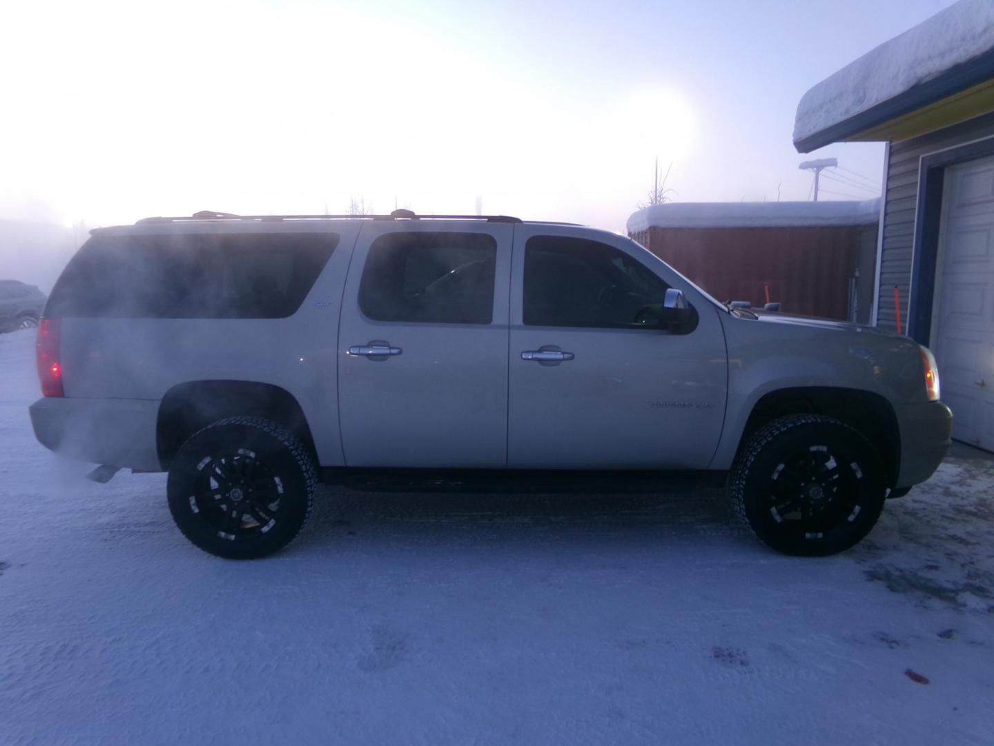 2014 Gold GMC Yukon XL SLT 1/2 Ton 4WD (1GKS2KE78ER) with an 5.3L V8 OHV 16V FFV engine, 6-Speed Automatic transmission, located at 2630 Philips Field Rd., Fairbanks, AK, 99709, (907) 458-0593, 64.848068, -147.780609 - Photo#2