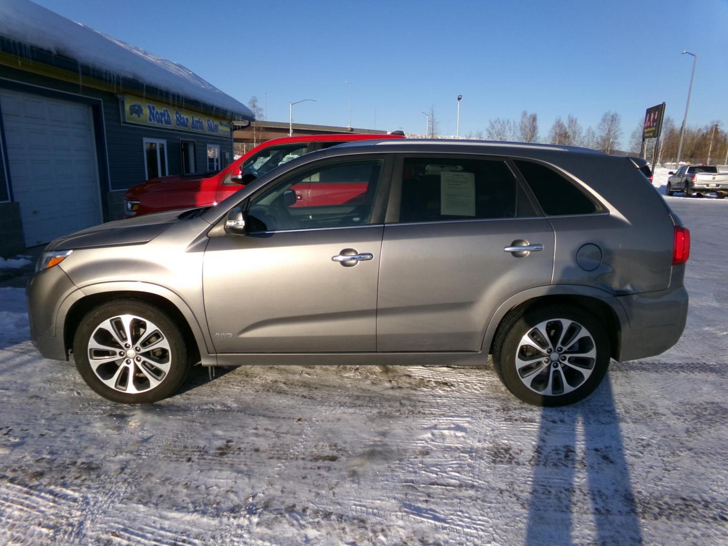 2014 Kia Sorento SX V6 AWD (5XYKWDA70EG) with an 3.3L V6 DOHC 24V engine, 6-Speed Automatic transmission, located at 2630 Philips Field Rd., Fairbanks, AK, 99709, (907) 458-0593, 64.848068, -147.780609 - Photo#2