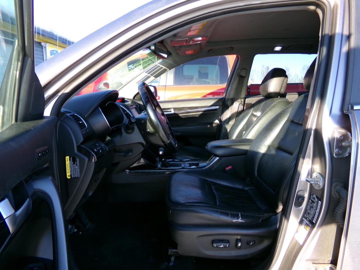 2014 Kia Sorento SX V6 AWD (5XYKWDA70EG) with an 3.3L V6 DOHC 24V engine, 6-Speed Automatic transmission, located at 2630 Philips Field Rd., Fairbanks, AK, 99709, (907) 458-0593, 64.848068, -147.780609 - Photo#4