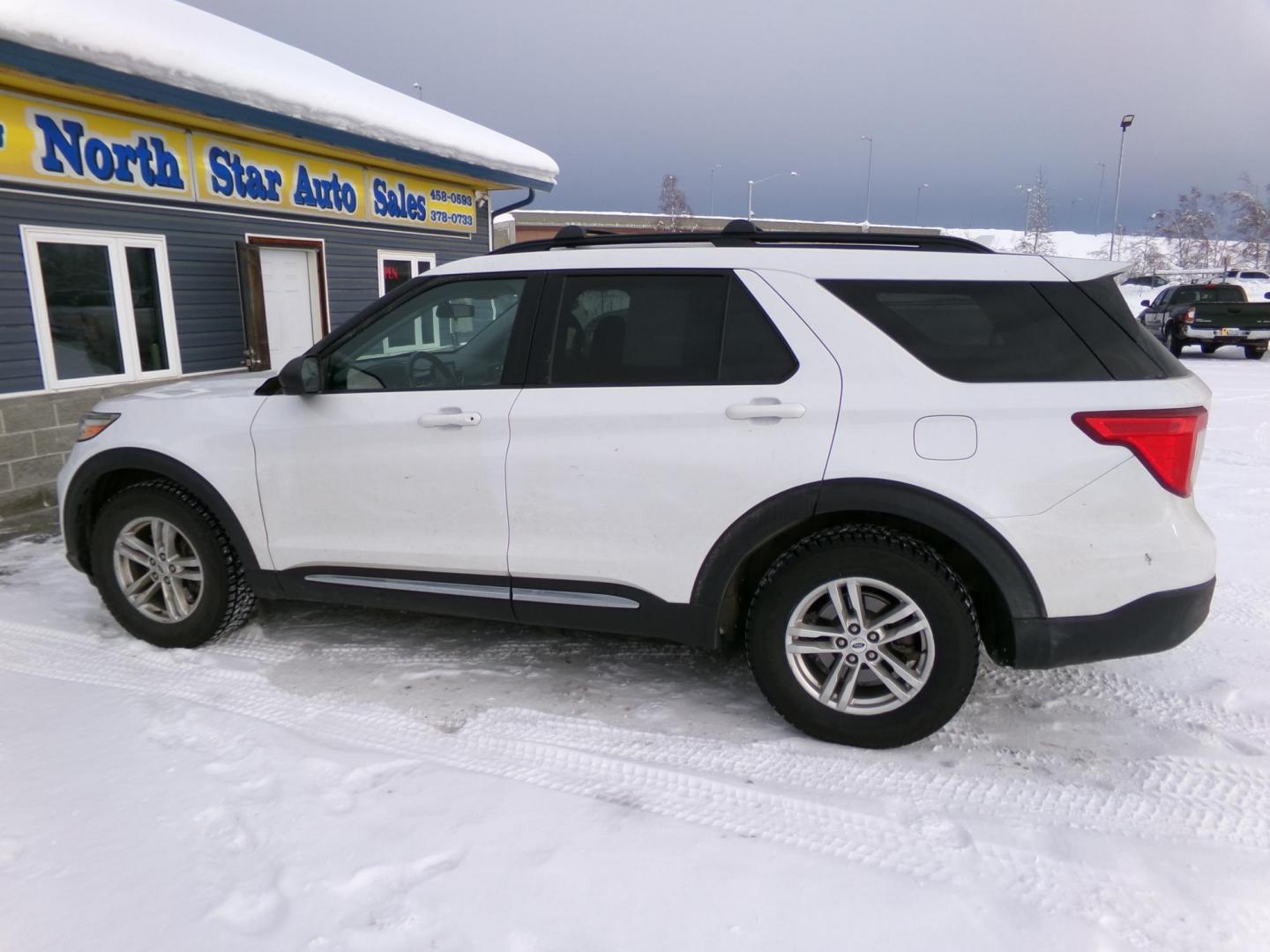 2020 White Ford Explorer XLT AWD (1FMSK8DH5LG) with an 2.3L L4 DOHC 16V engine, 10A transmission, located at 2630 Philips Field Rd., Fairbanks, AK, 99709, (907) 458-0593, 64.848068, -147.780609 - Photo#2