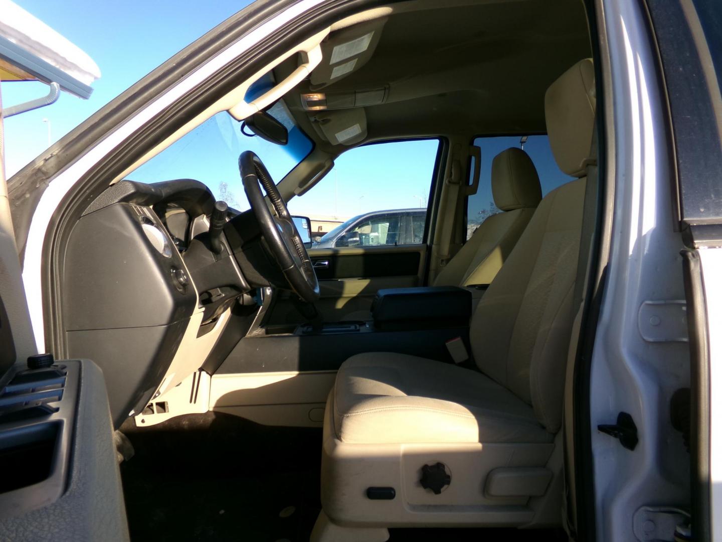 2015 White Ford Expedition XL 4WD (1FMJU1GT7FE) with an 3.5L V6 DOHC 24V FFV engine, 6-Speed Automatic transmission, located at 2630 Philips Field Rd., Fairbanks, AK, 99709, (907) 458-0593, 64.848068, -147.780609- Photo#4