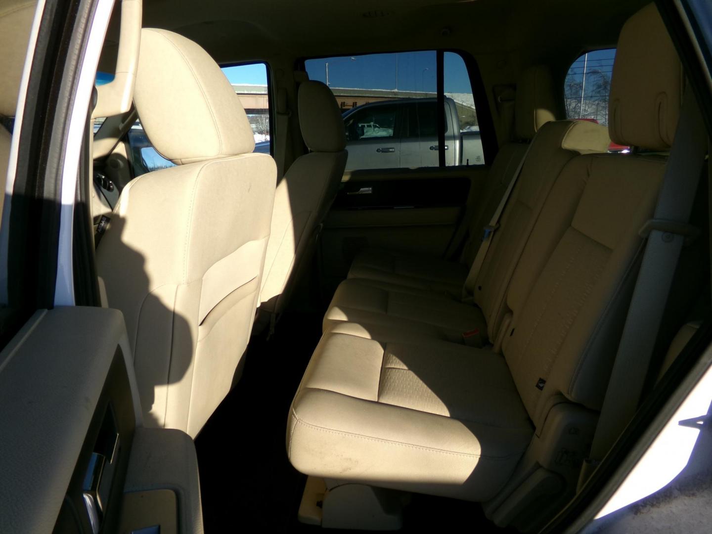 2015 White Ford Expedition XL 4WD (1FMJU1GT7FE) with an 3.5L V6 DOHC 24V FFV engine, 6-Speed Automatic transmission, located at 2630 Philips Field Rd., Fairbanks, AK, 99709, (907) 458-0593, 64.848068, -147.780609- Photo#5