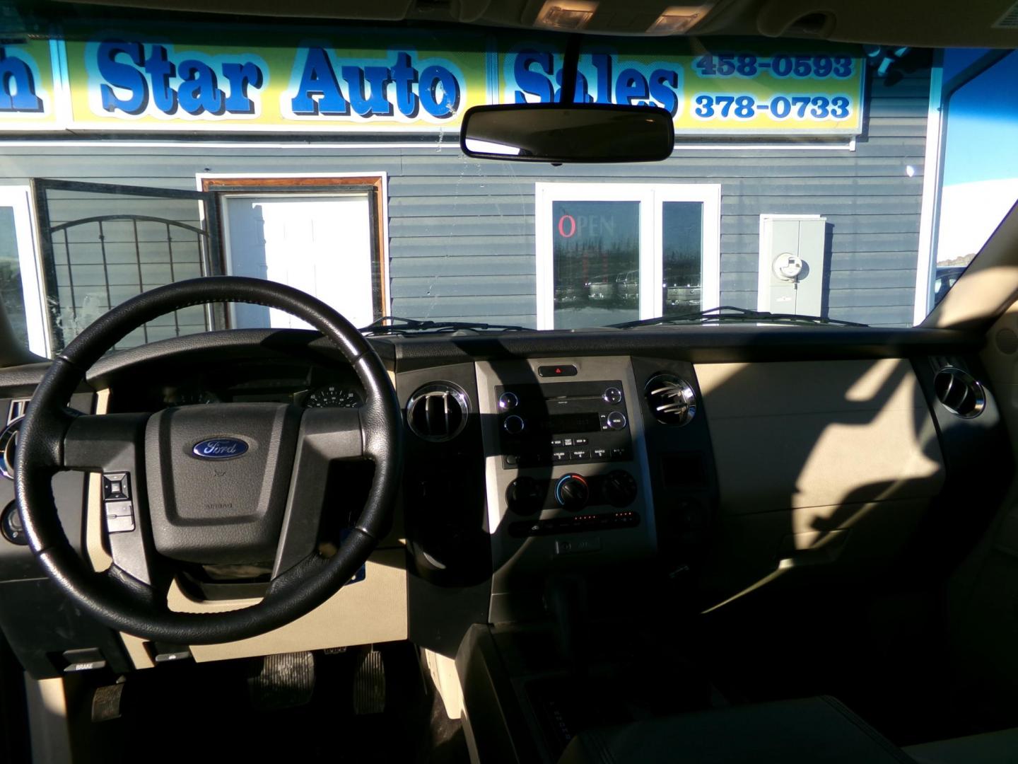 2015 White Ford Expedition XL 4WD (1FMJU1GT7FE) with an 3.5L V6 DOHC 24V FFV engine, 6-Speed Automatic transmission, located at 2630 Philips Field Rd., Fairbanks, AK, 99709, (907) 458-0593, 64.848068, -147.780609- Photo#6