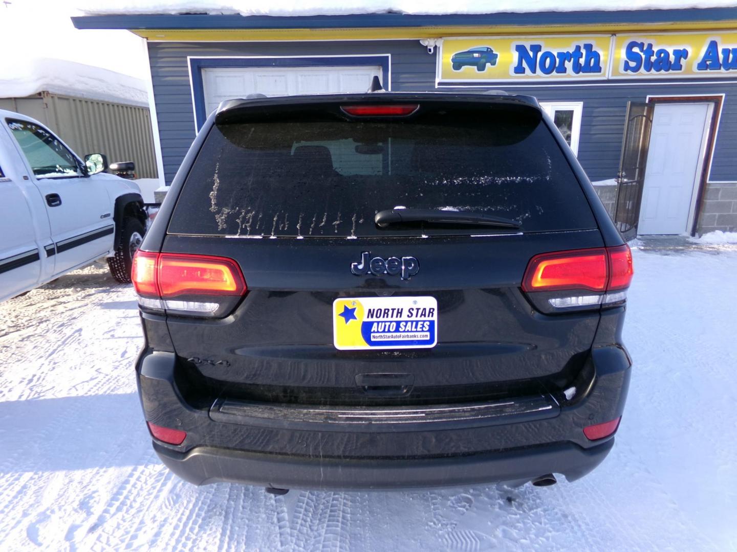 2019 Black Jeep Grand Cherokee Laredo 4WD (1C4RJFAGXKC) with an 3.6L V6 DOHC 24V engine, 8A transmission, located at 2630 Philips Field Rd., Fairbanks, AK, 99709, (907) 458-0593, 64.848068, -147.780609 - Photo#3