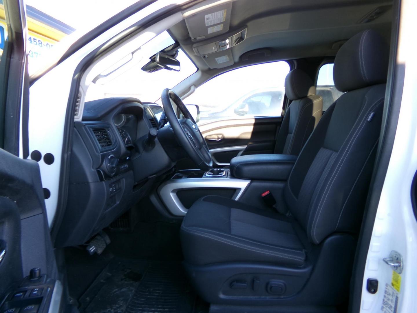 2022 White Nissan Titan SV King Cab 4WD (1N6AA1CD3NN) with an 5.6L V8 DOHC 32V engine, 9A transmission, located at 2630 Philips Field Rd., Fairbanks, AK, 99709, (907) 458-0593, 64.848068, -147.780609 - Photo#4